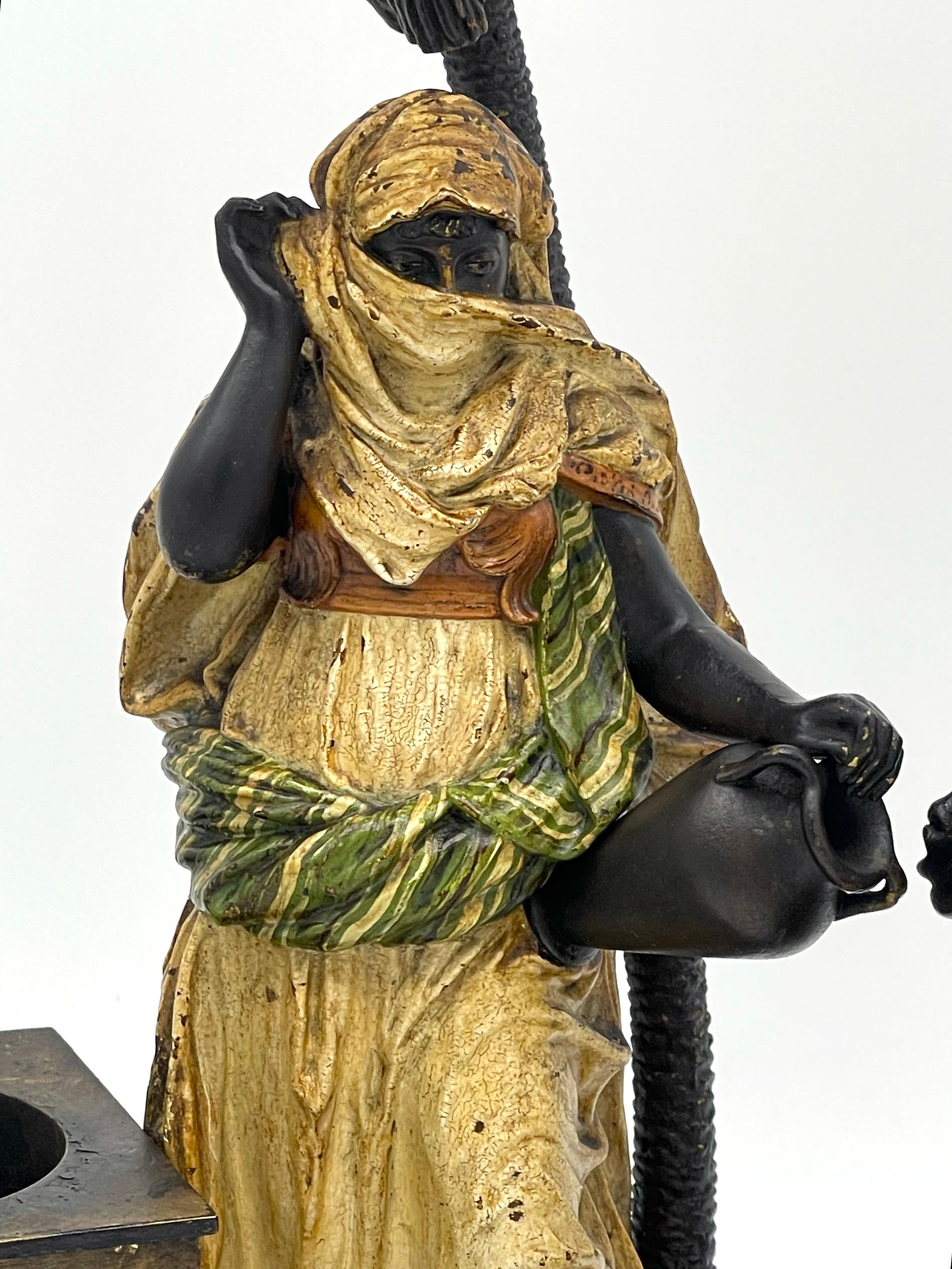 Doncella beduina austriaca de bronce pintado en frío y ayudante en el pozo, Franz Bergman Esmaltado en venta