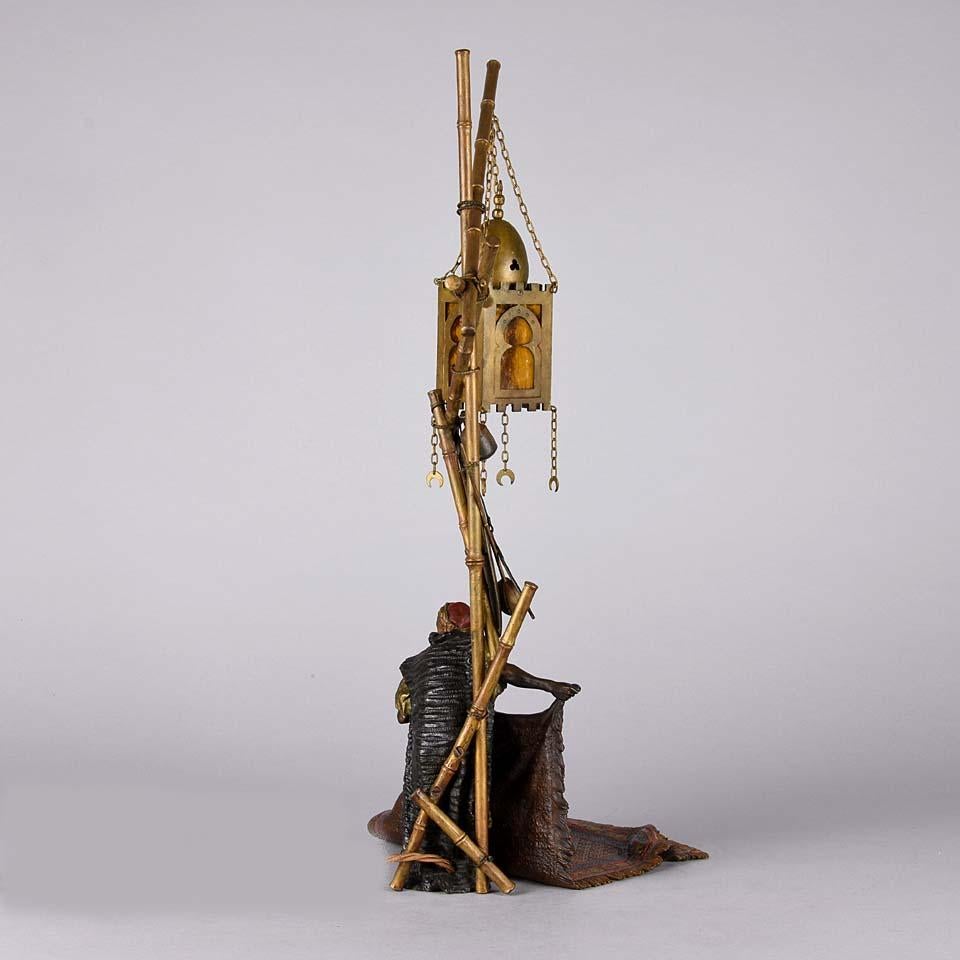 Autre Lampe autrichienne en bronze peint à froid « Carpet Seller Lamp » de Franz Bergman en vente