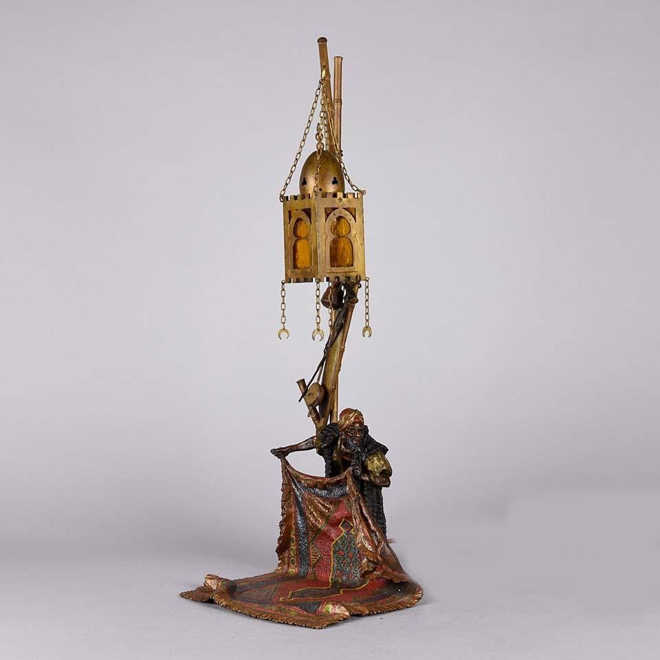 20ième siècle Lampe autrichienne en bronze peint à froid « Carpet Seller Lamp » de Franz Bergman en vente