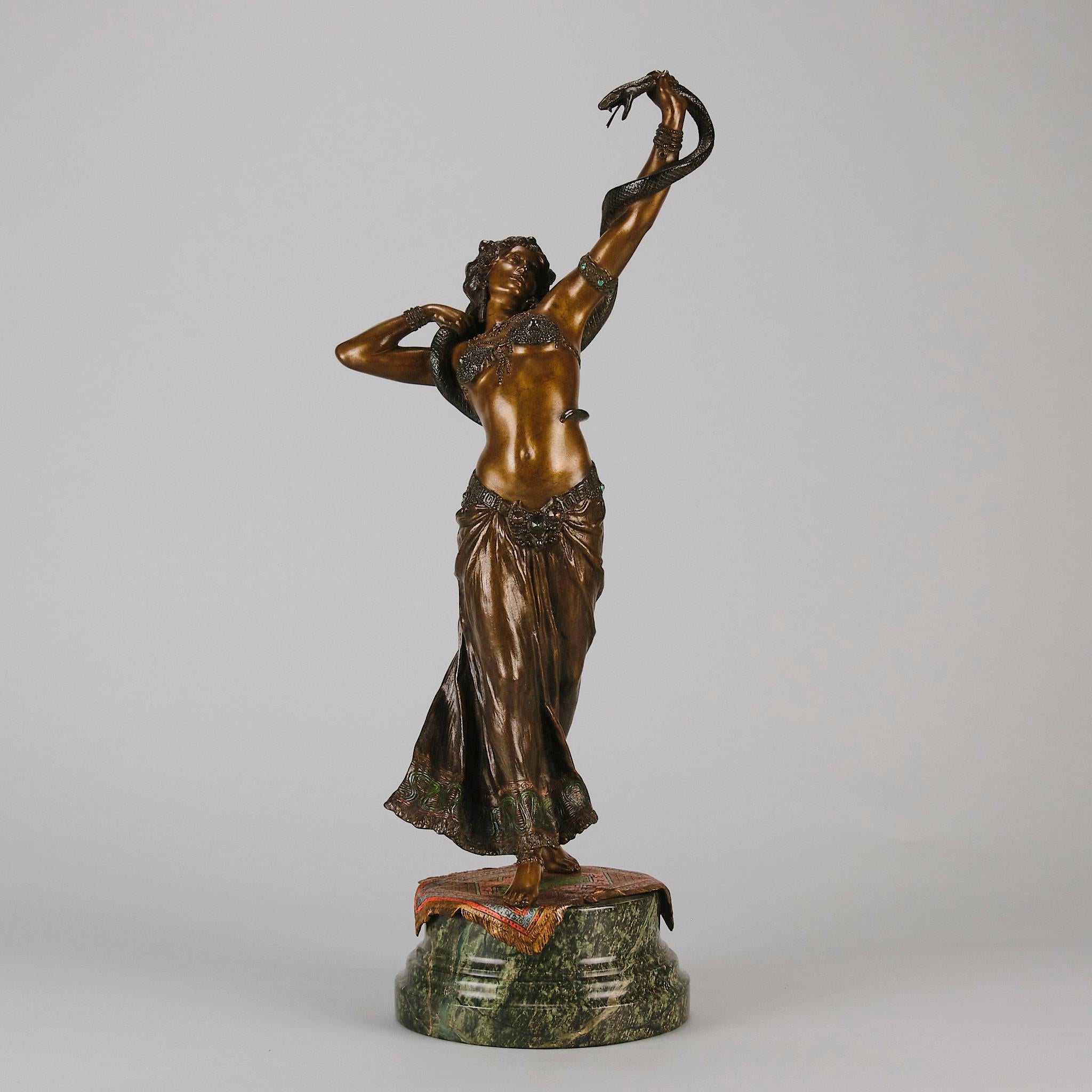 Excellent bronze autrichien peint à froid du début du 20e siècle représentant une danseuse orientale tenant un serpent au-dessus de sa tête. Très belles couleurs et fabuleux détails de surface finis à la main. Signé avec le 'B' de Bergman dans un