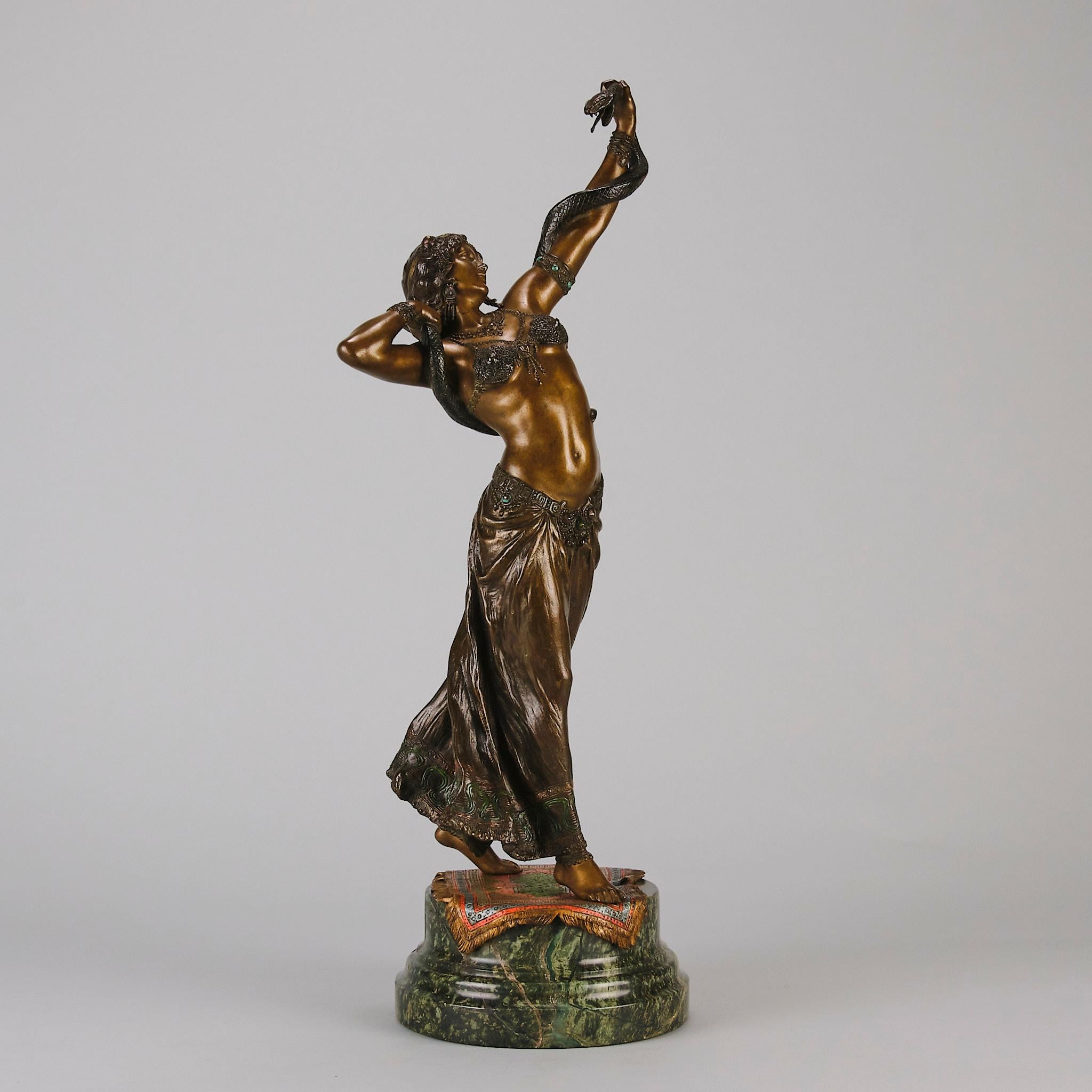 Österreichische Kaltbemalte Bronze mit dem Titel „Schlangen Tänzerin“ von Franz Bergman (Art déco) im Angebot