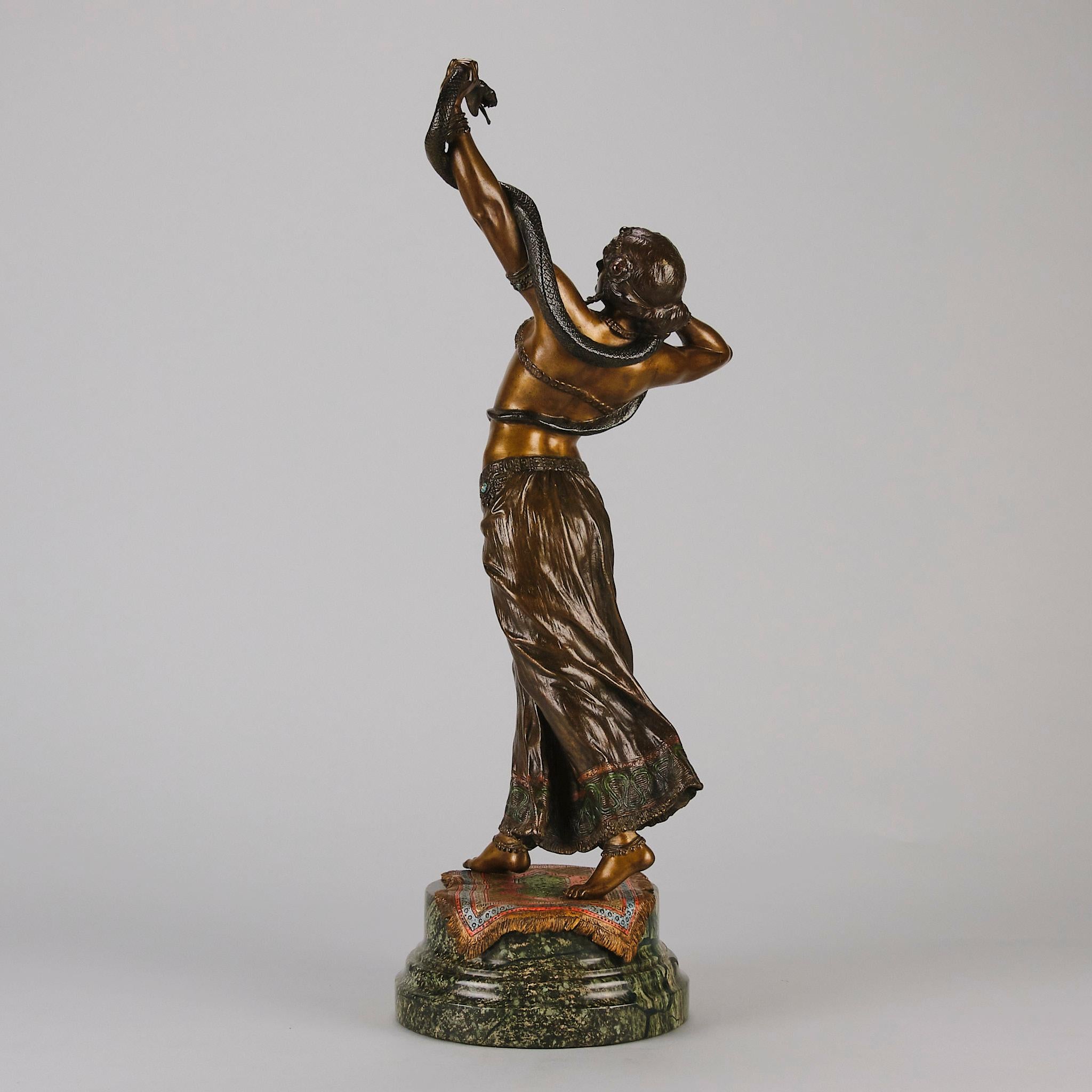 20ième siècle Bronze autrichien peint à froid intitulé « Danseuse de serpent » par Franz Bergman en vente