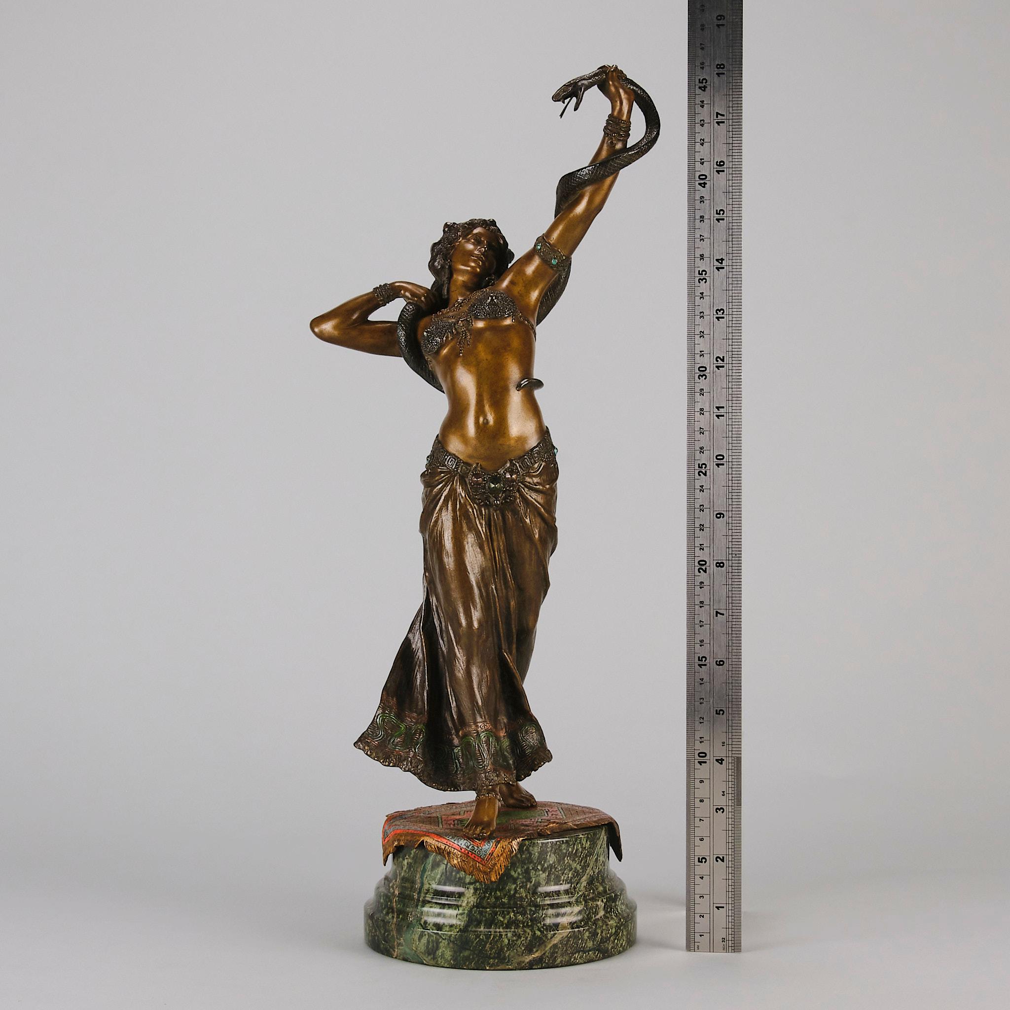 Österreichische Kaltbemalte Bronze mit dem Titel „Schlangen Tänzerin“ von Franz Bergman im Angebot 3