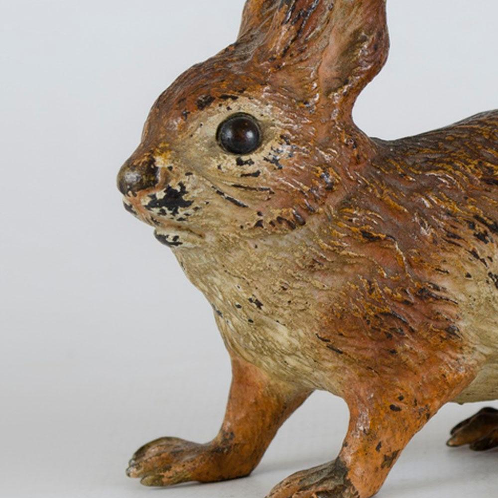 Österreichische Kalt bemalte Bronzefigur eines roten Eichhörnchens

Hergestellt in Österreich

Österreichische kaltbemalte Bronzefigur eines roten Eichhörnchens, Ende 19./Anfang 20. Jahrhundert, 
die Figur modelliert, die auf allen Vieren heimlich