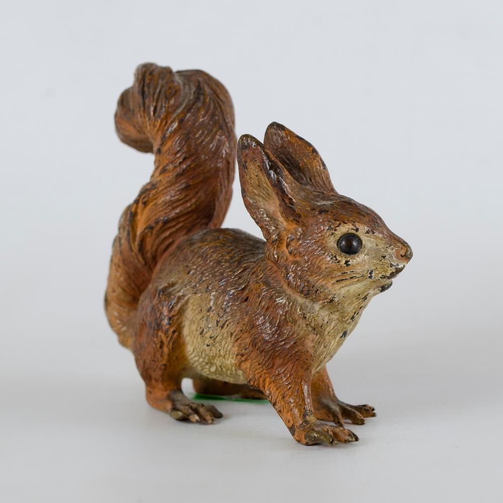 Österreichische Kalt bemalte Bronzefigur eines roten Eichhörnchens (Art nouveau) im Angebot