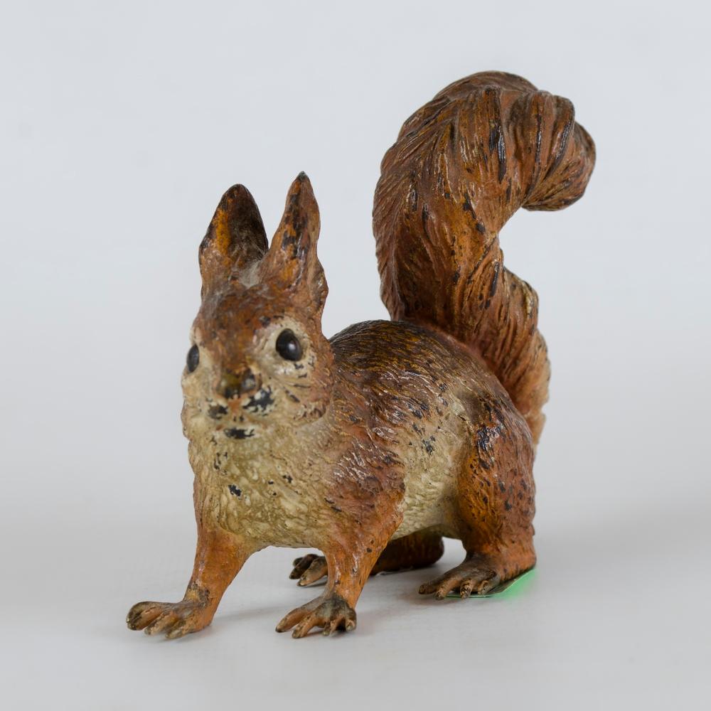 Österreichische Kalt bemalte Bronzefigur eines roten Eichhörnchens (Handgefertigt) im Angebot