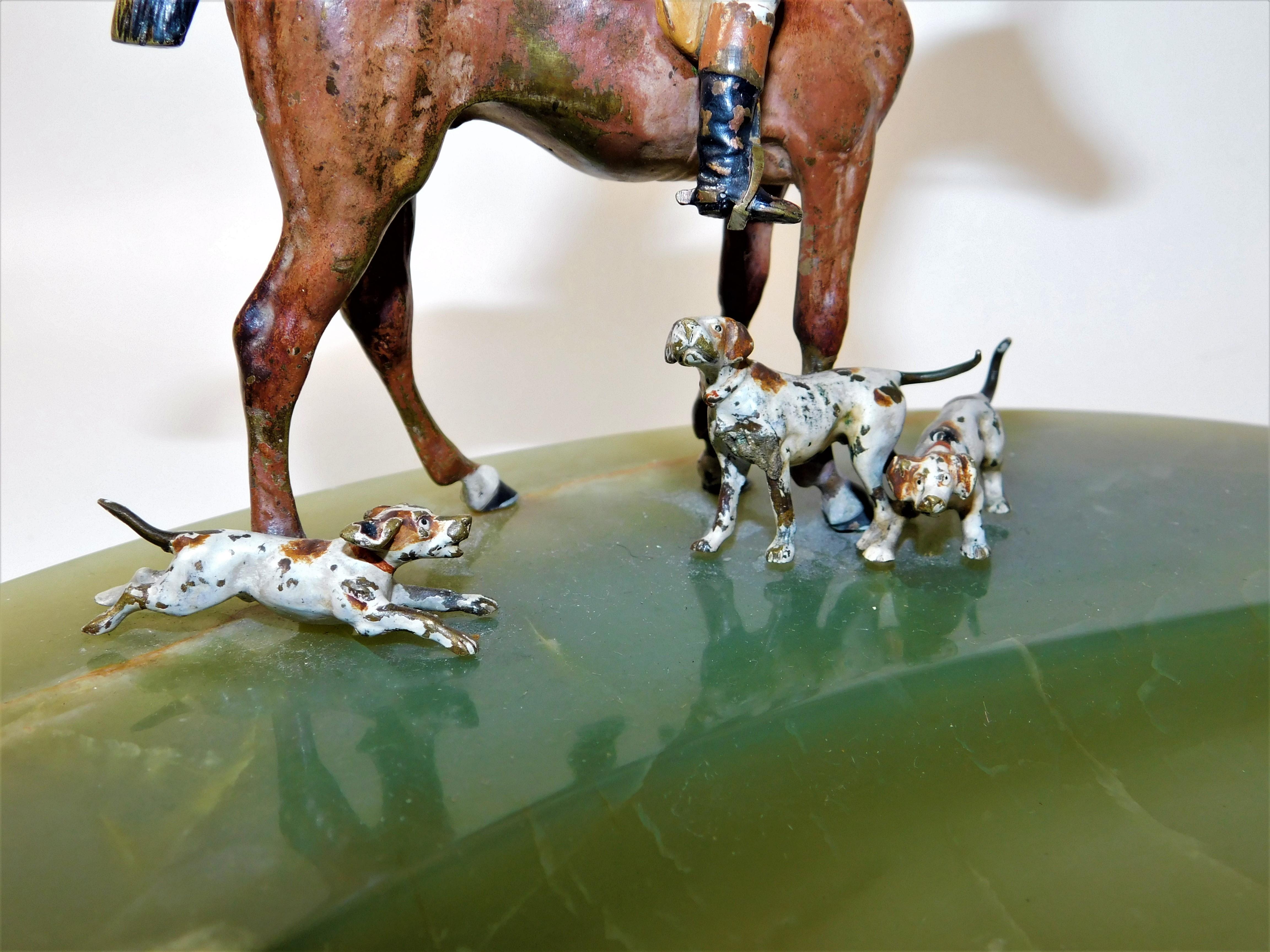 Österreichische Kaltbemalte Bronze Fuchs- Jagdgruppe mit grünem Onyxsockel (20. Jahrhundert) im Angebot
