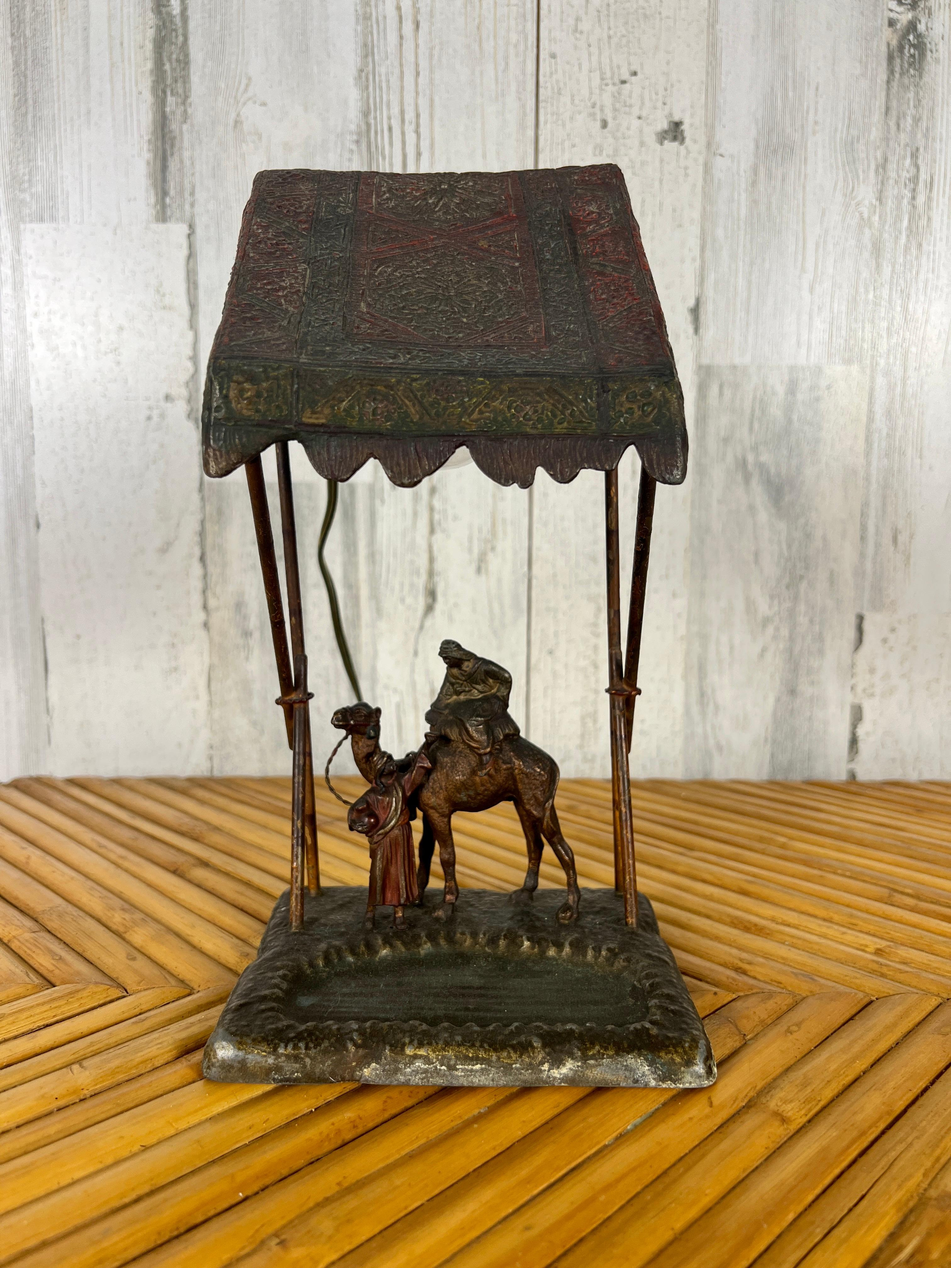 Lampe orientaliste viennoise en bronze peint à froid attribuée à Bergman représentant un homme du Moyen-Orient chevauchant un chameau au poste de traite de l'Oasis.