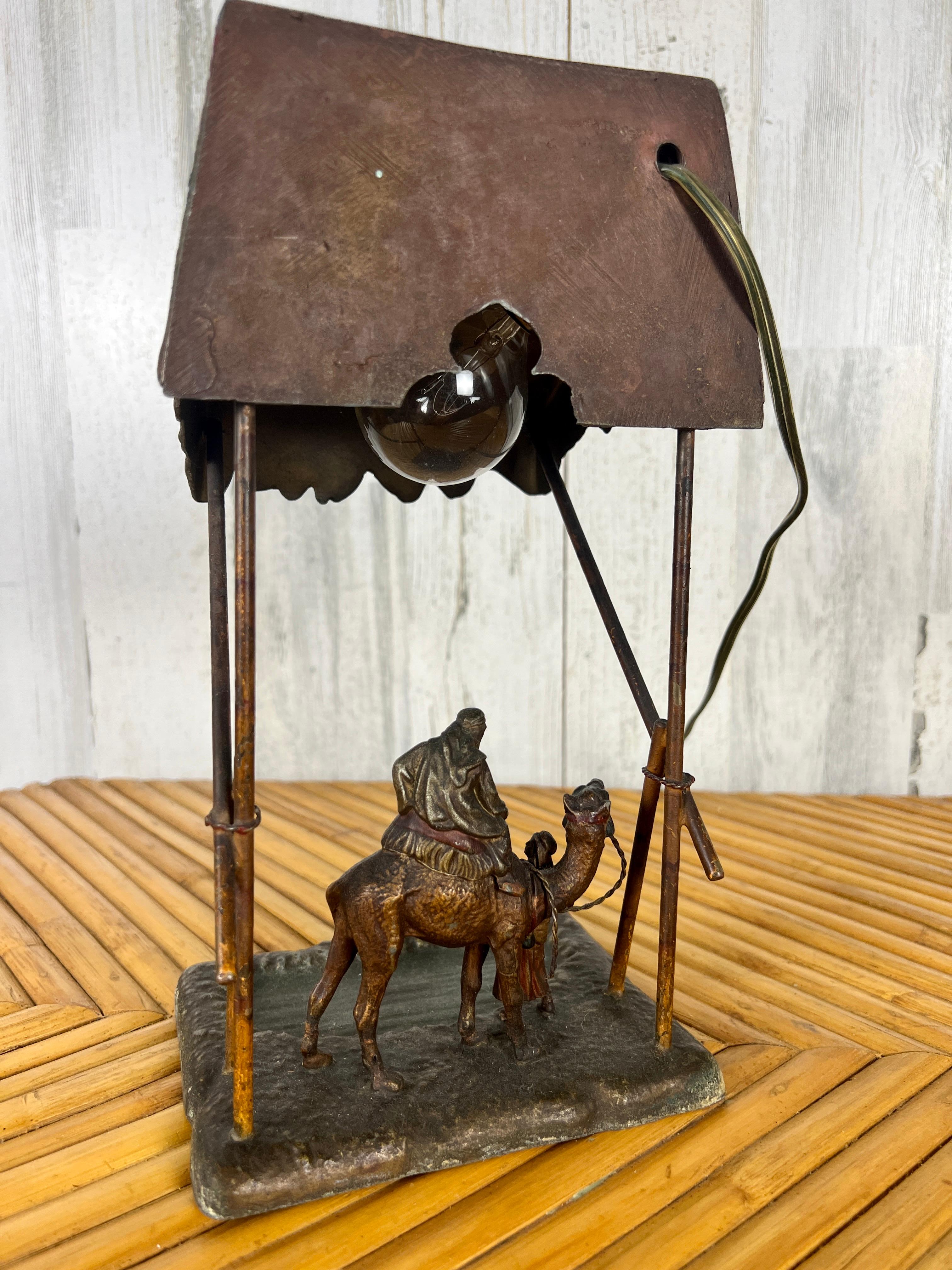 Lampe autrichienne en bronze peint à froid en vente 3