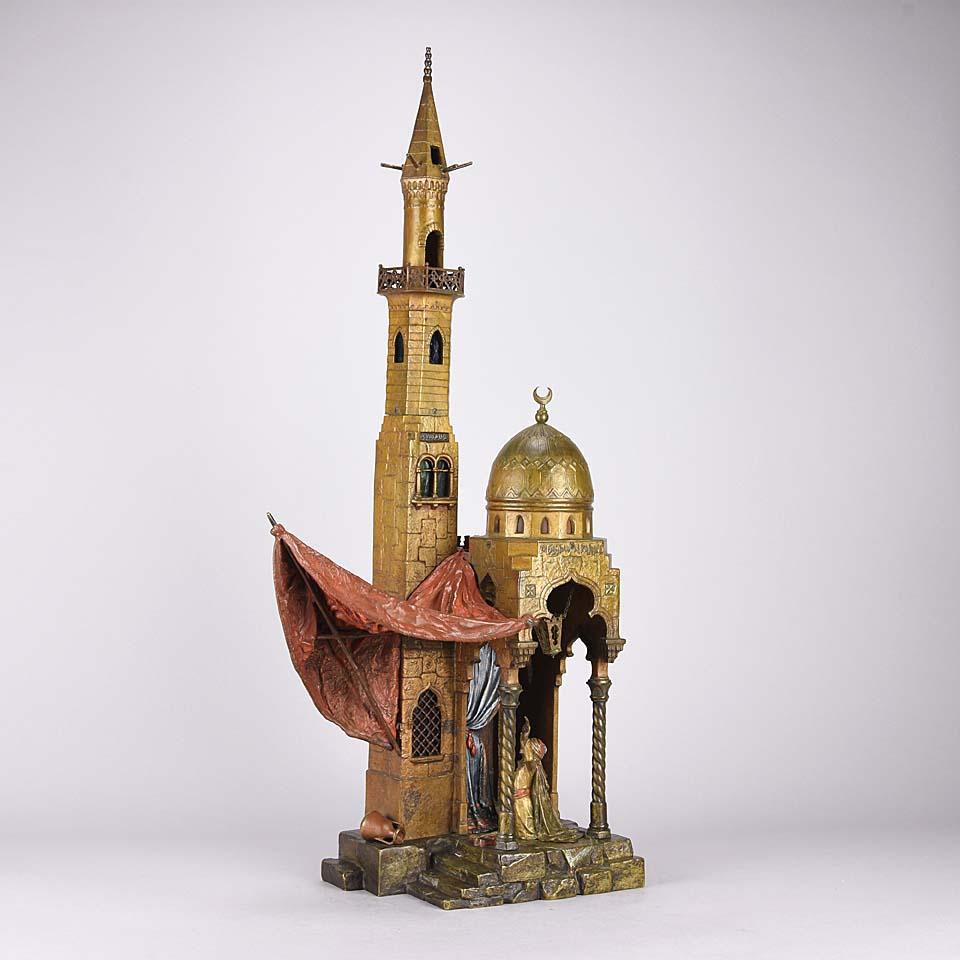 Eine beeindruckende und sehr seltene kalt bemalte österreichische Bronzelampe in Form eines Minaretts mit einer schrägen Markise und einem betenden Araber, innen mit elektrischem Licht ausgestattet, neu verkabelt und mit der Bergman-Signatur 