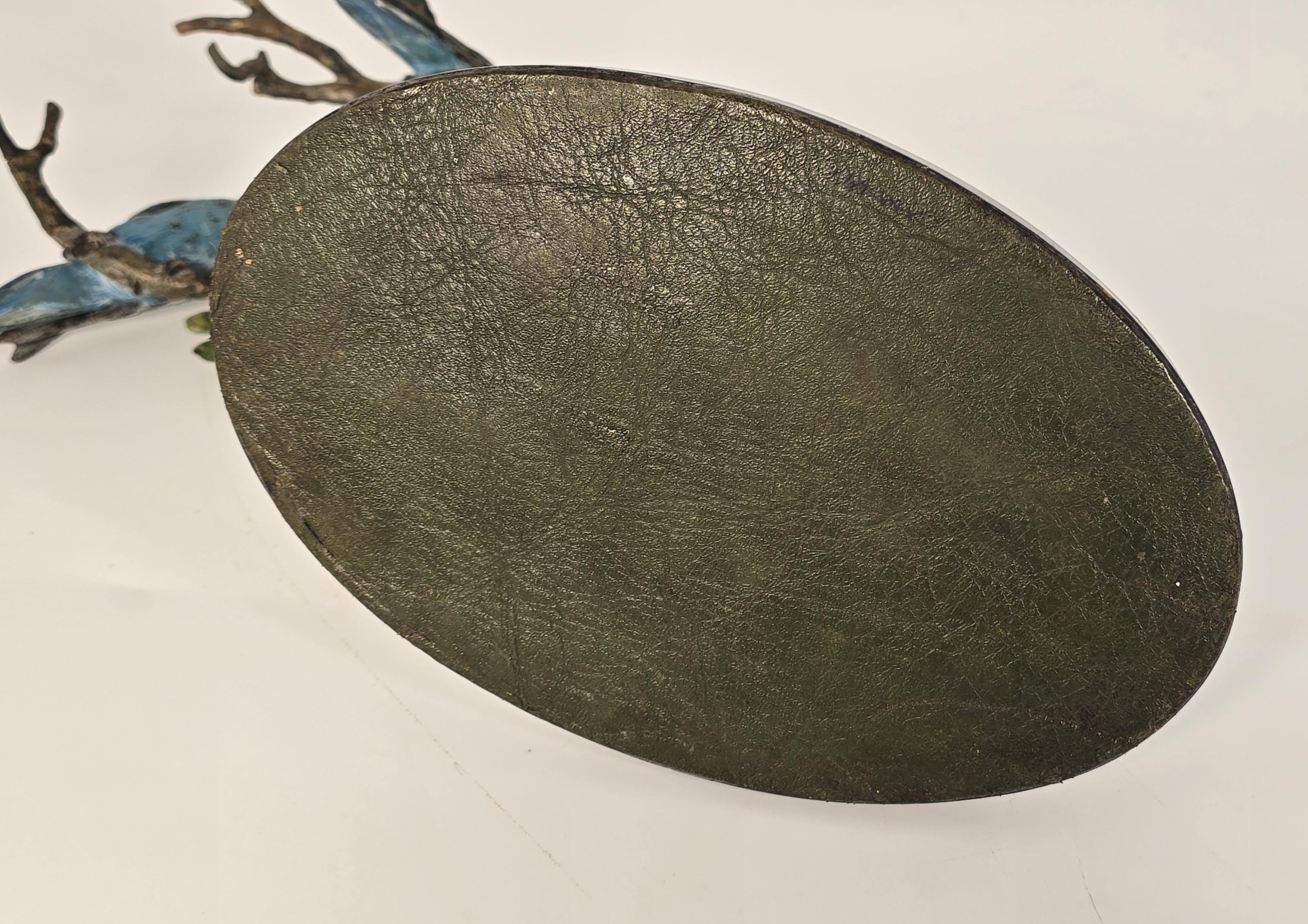 Bronce austriaco pintado en frío de tres periquitos sobre una rama hacia 1930 en venta 6