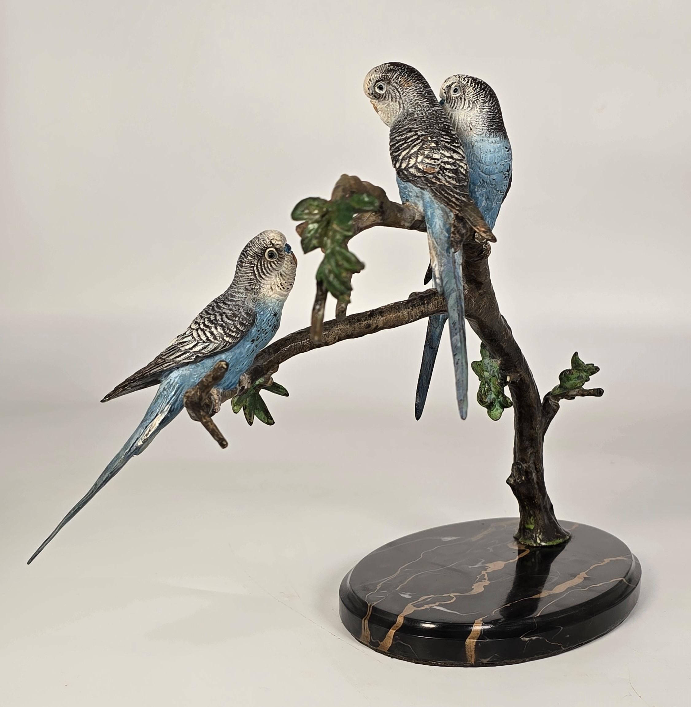 Bronce austriaco pintado en frío de tres periquitos sobre una rama hacia 1930 Pintado en frío en venta