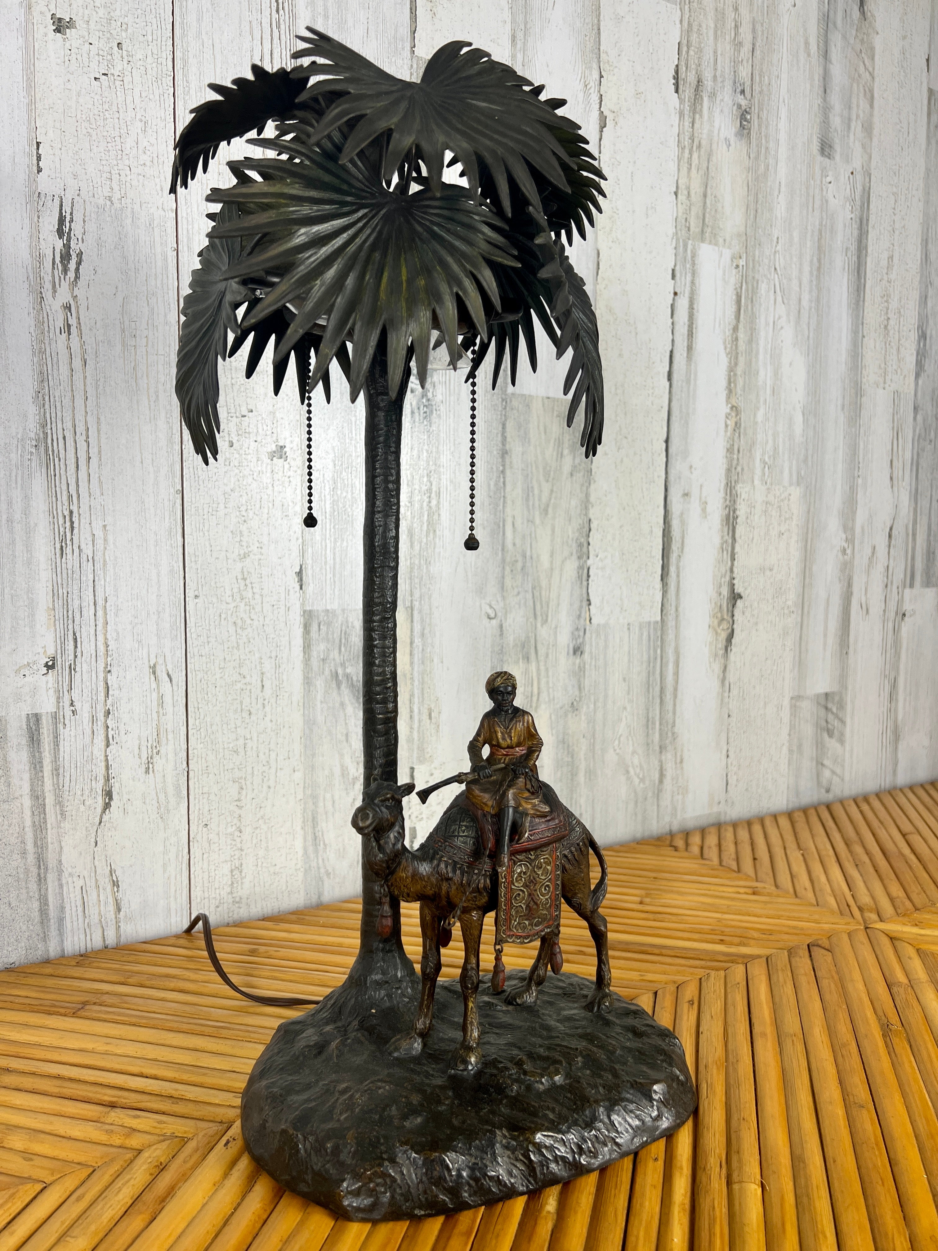 Orientalische Lampe aus Bronze mit Kaltbemalung, die Bergman zugeschrieben wird und einen Mann aus dem Nahen Osten zeigt, der auf einem Kamel reitet. 
Gezeichnet Österreich.