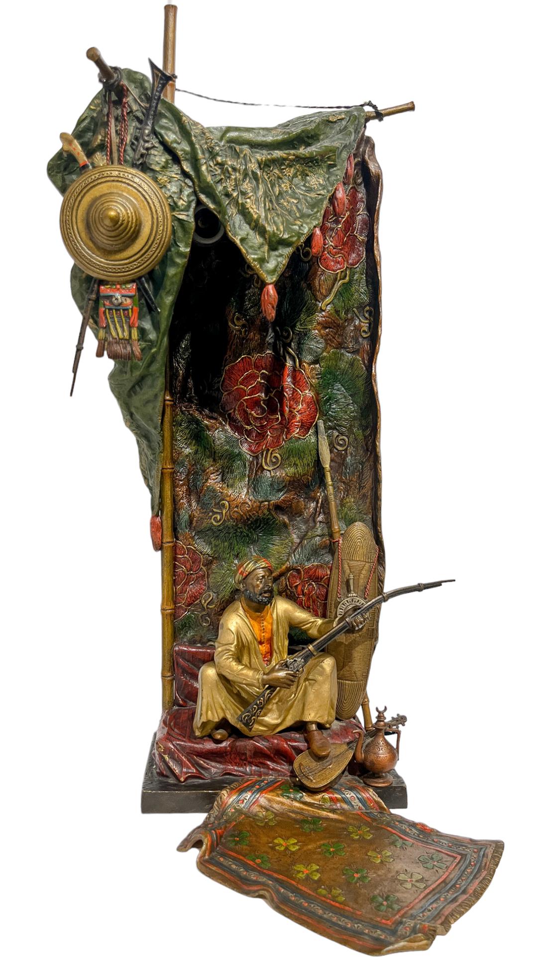 Österreichische orientalische Tischlampe aus kalt bemalter Bronze von Franz Bergman

Polychrom verzierte Figur eines nahöstlichen Händlers mit Vorhängen und Teppichen, der ein Langgewehr hält

eingeprägtes 