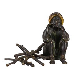 Bronze peint à froid autrichien "Garçon arabe assis avec du bois de chauffage" par Franz Bergman
