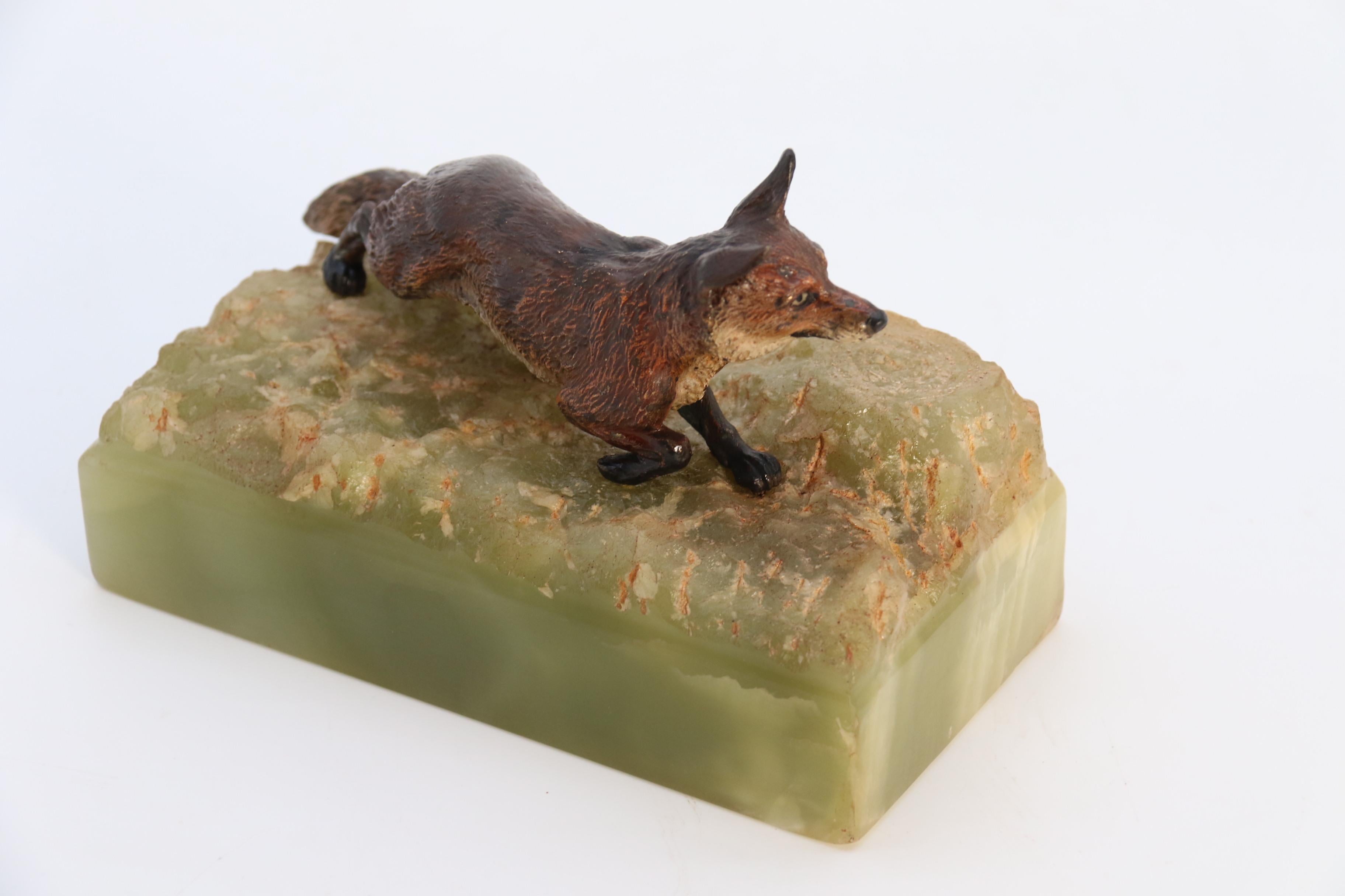 Studio austriaco in bronzo dipinto a freddo di una volpe montato su una base di onice verde, 1920 ca. in vendita 5