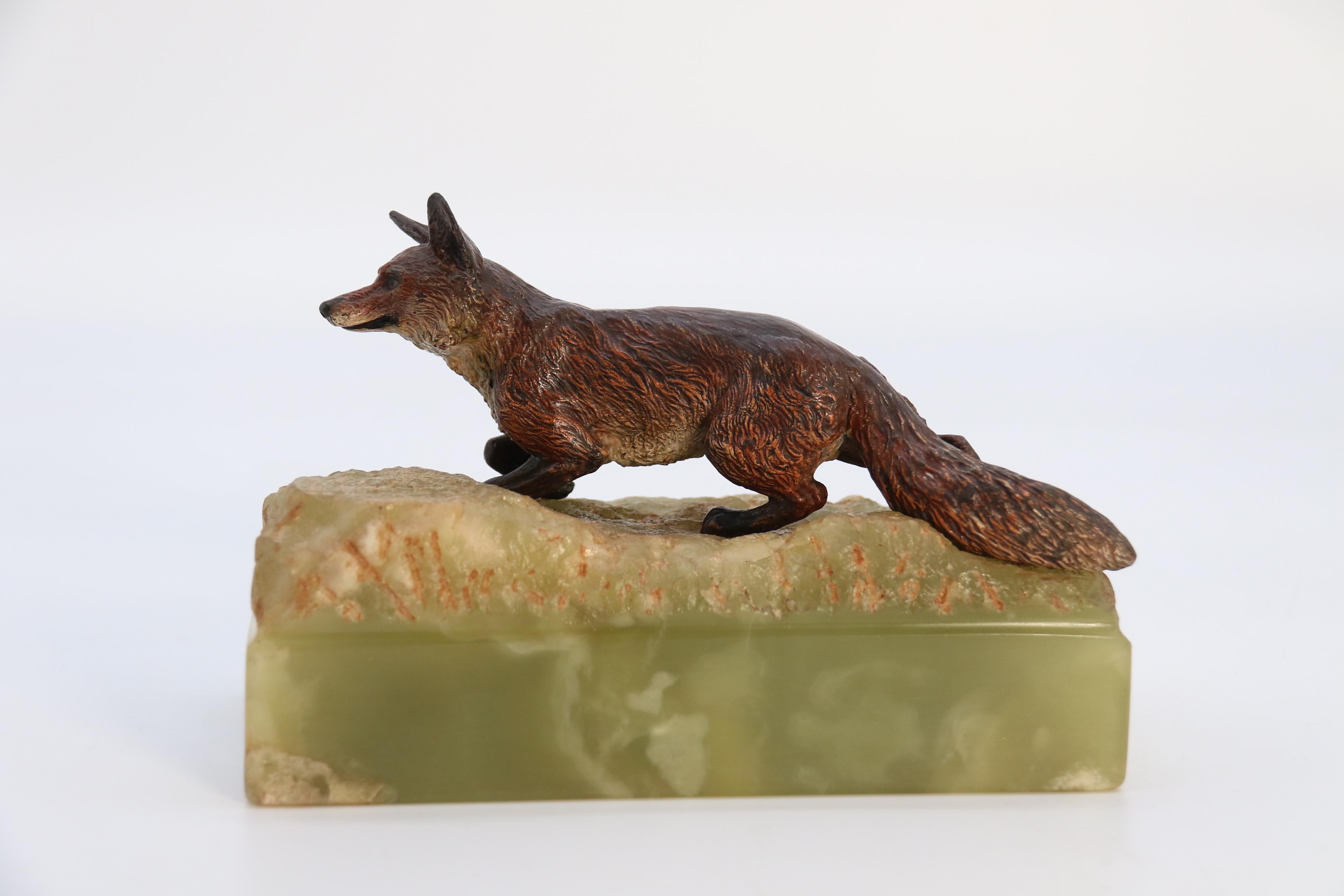 Diese prächtige österreichische Bronzestudie mit Kaltbemalung stellt einen Fuchs dar, der sich heimlich an seine Beute heranschleicht. Er befindet sich in einer gesenkten Position, um nicht aufzufallen, und ist mit einem Ohr nach oben und dem