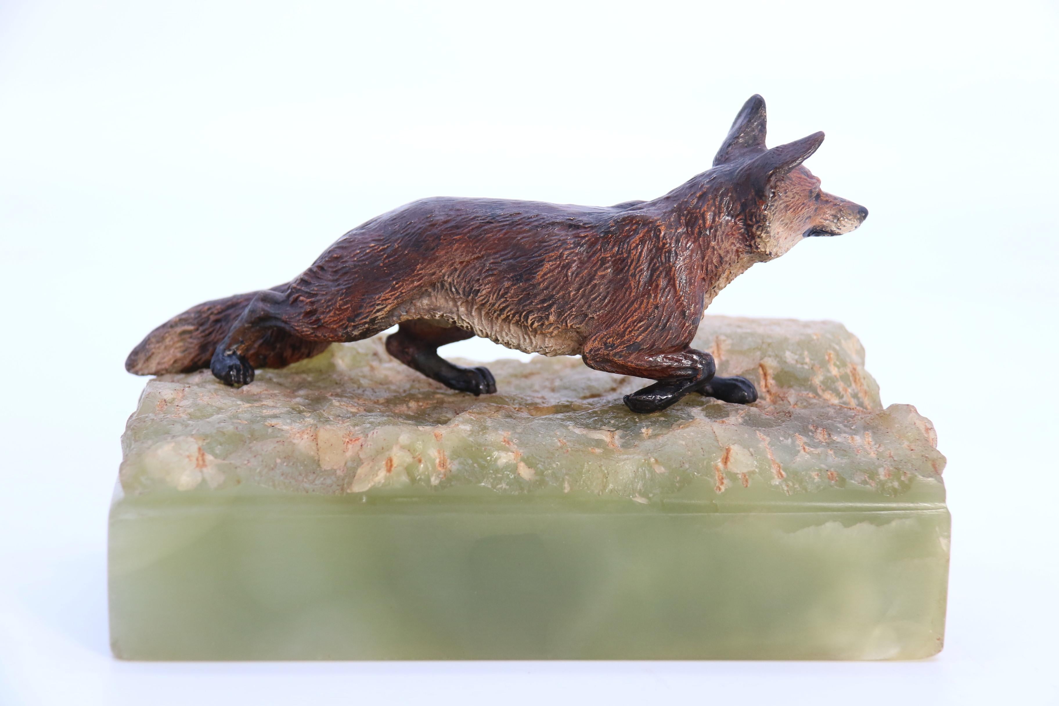  Austrian cold painted bronze study of a fox mounted on a green onyx base c 1920 In Good Condition For Sale In Central England, GB