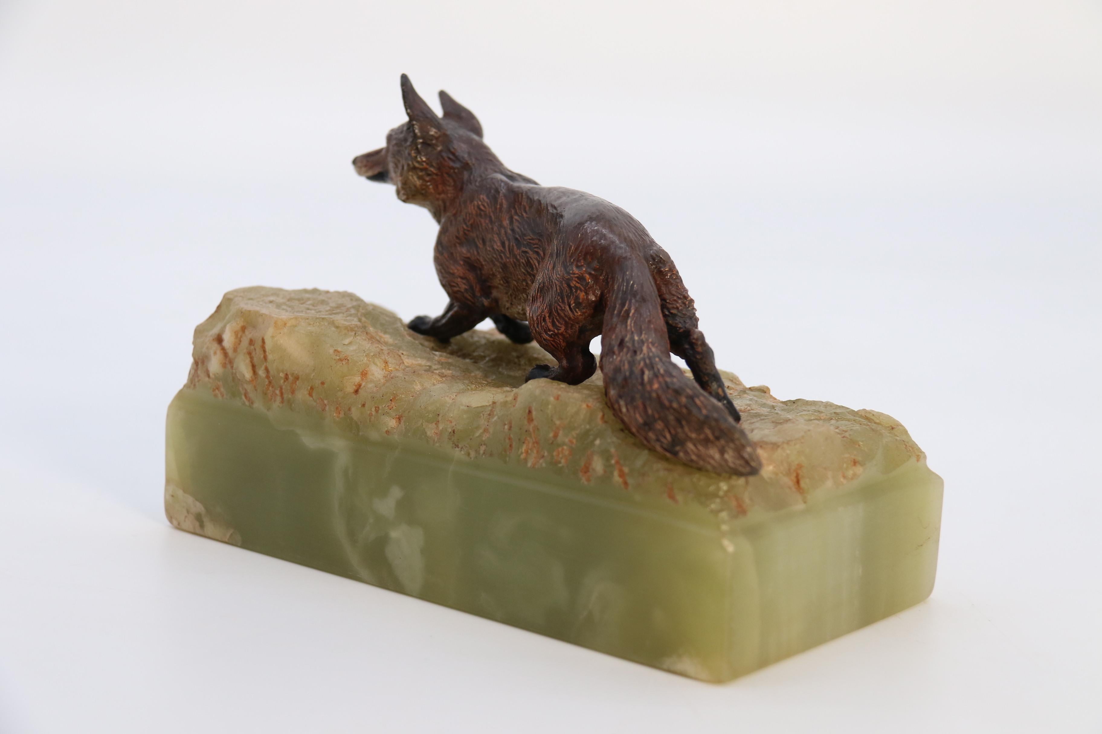 XX secolo Studio austriaco in bronzo dipinto a freddo di una volpe montato su una base di onice verde, 1920 ca. in vendita