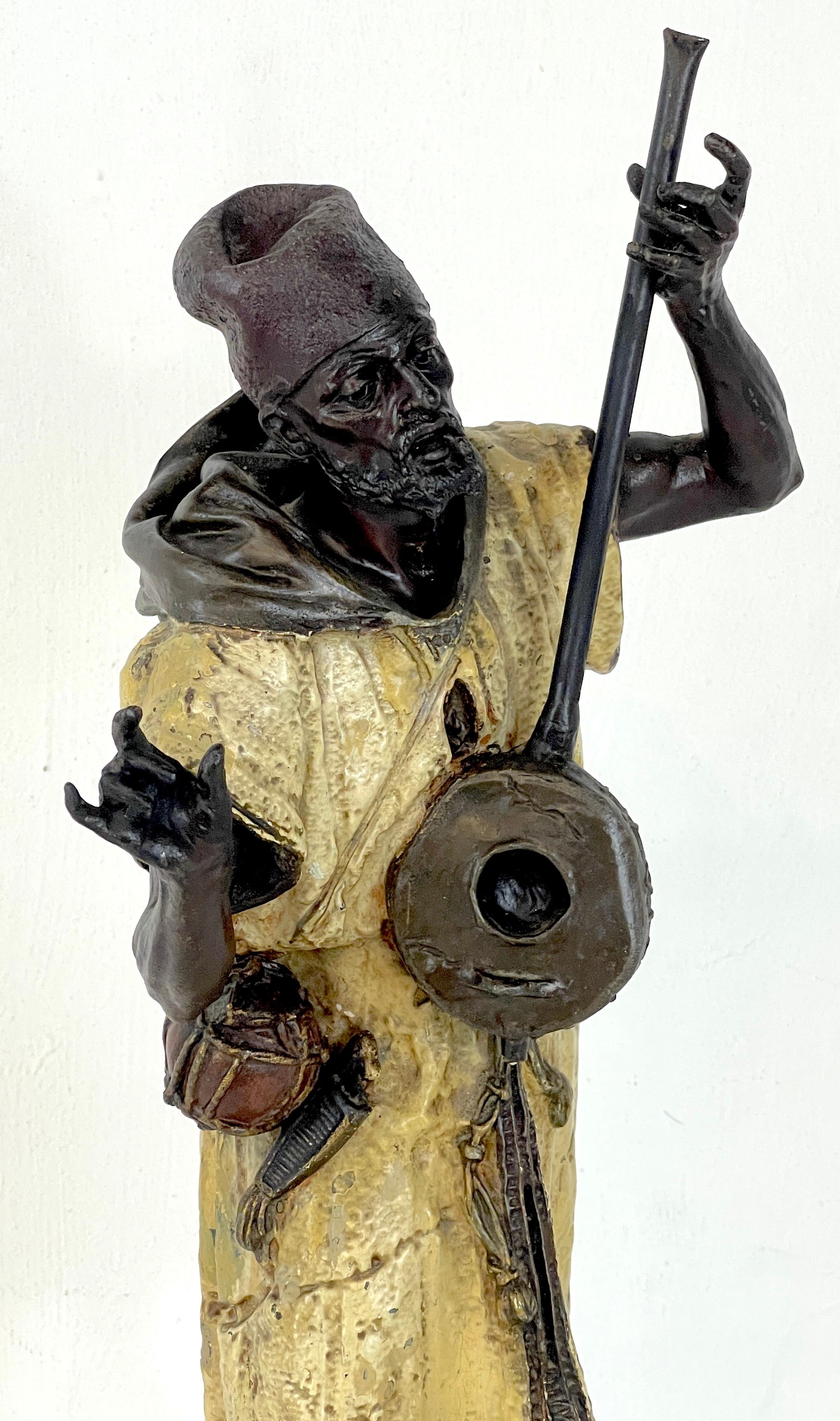 Figure autrichienne peinte à froid d'un musicien, d'après Franz Bergmann Bon état - En vente à West Palm Beach, FL