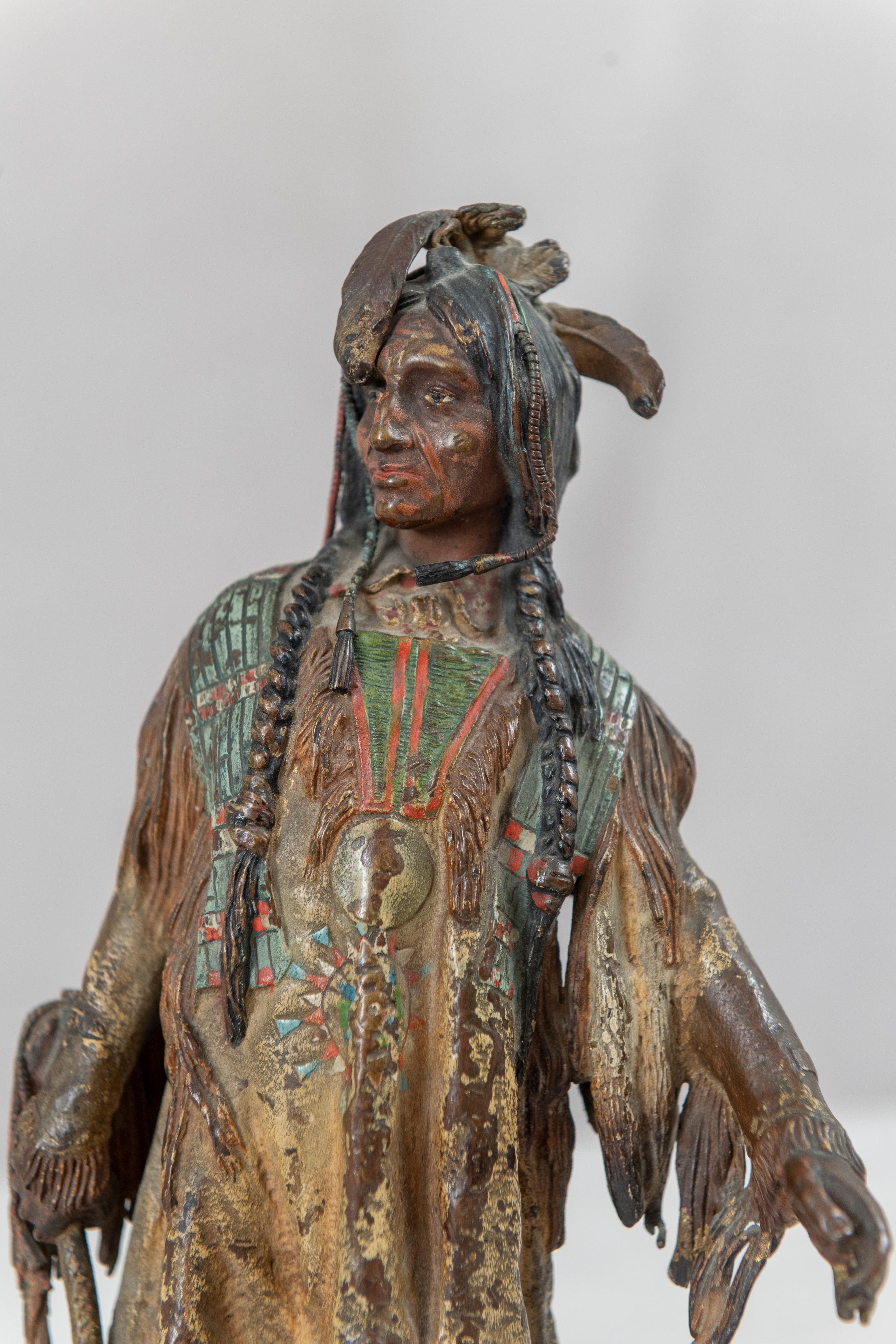 Österreichische Kaltbemalte Figur eines amerikanischen Indianers, von Carl Kauba (1865-1922)  (Sonstiges) im Angebot