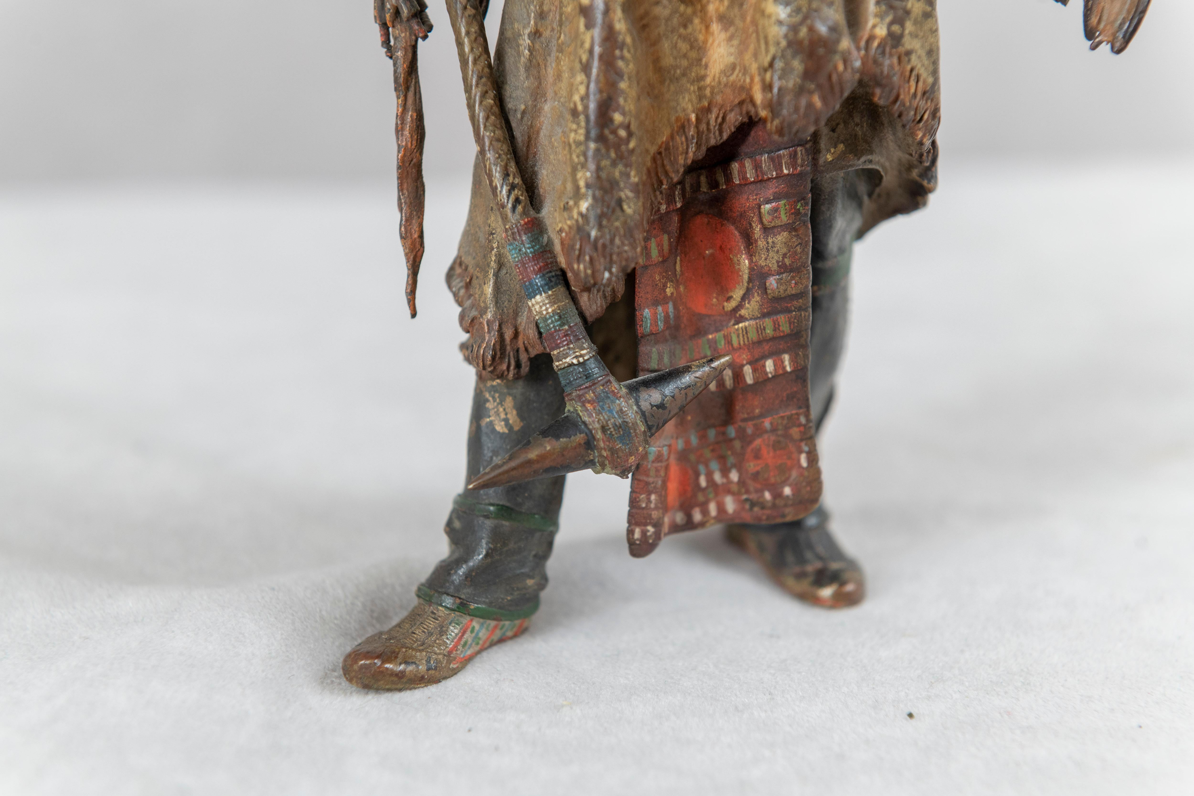 Österreichische Kaltbemalte Figur eines amerikanischen Indianers, von Carl Kauba (1865-1922)  (Gegossen) im Angebot