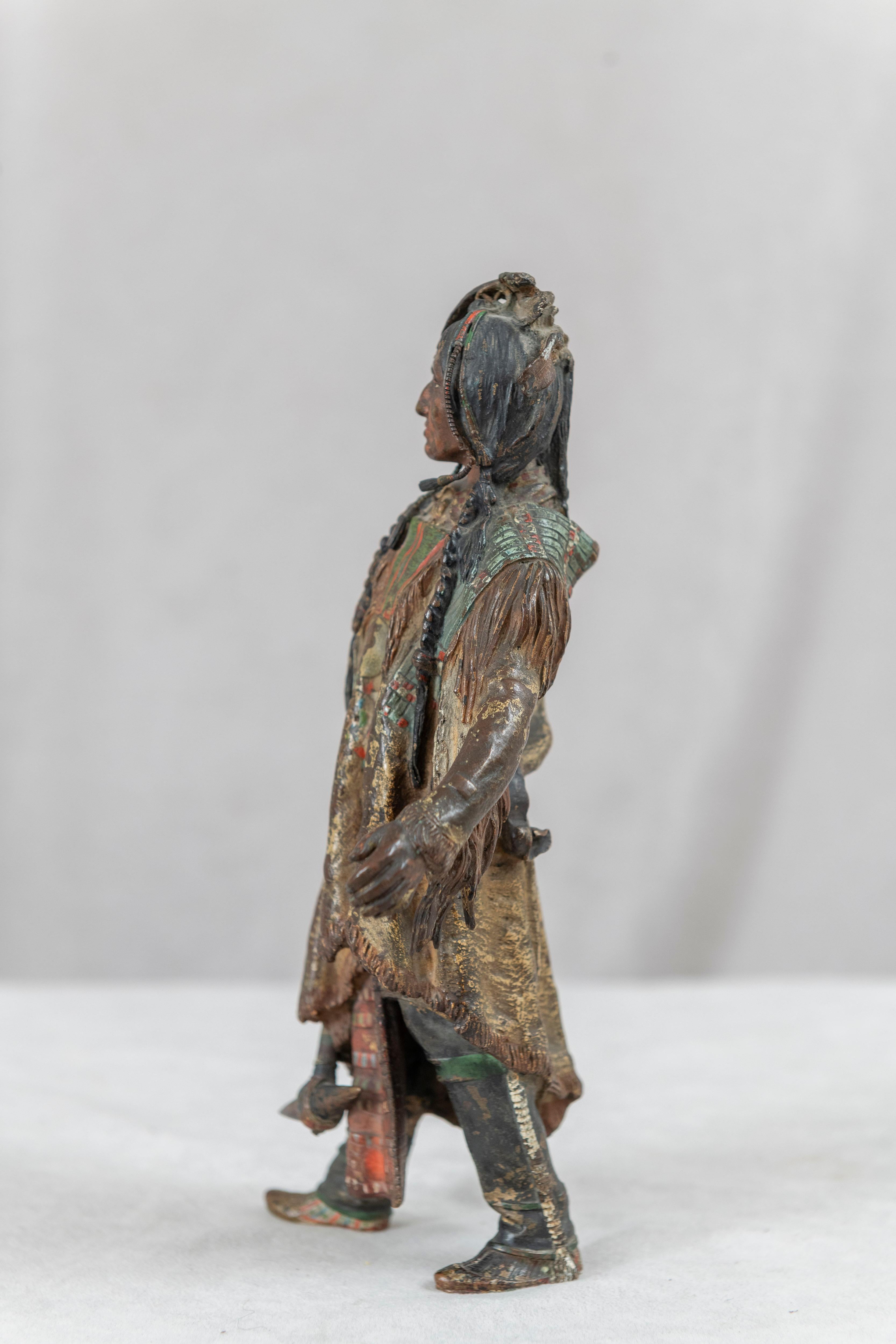 Österreichische Kaltbemalte Figur eines amerikanischen Indianers, von Carl Kauba (1865-1922)  (20. Jahrhundert) im Angebot