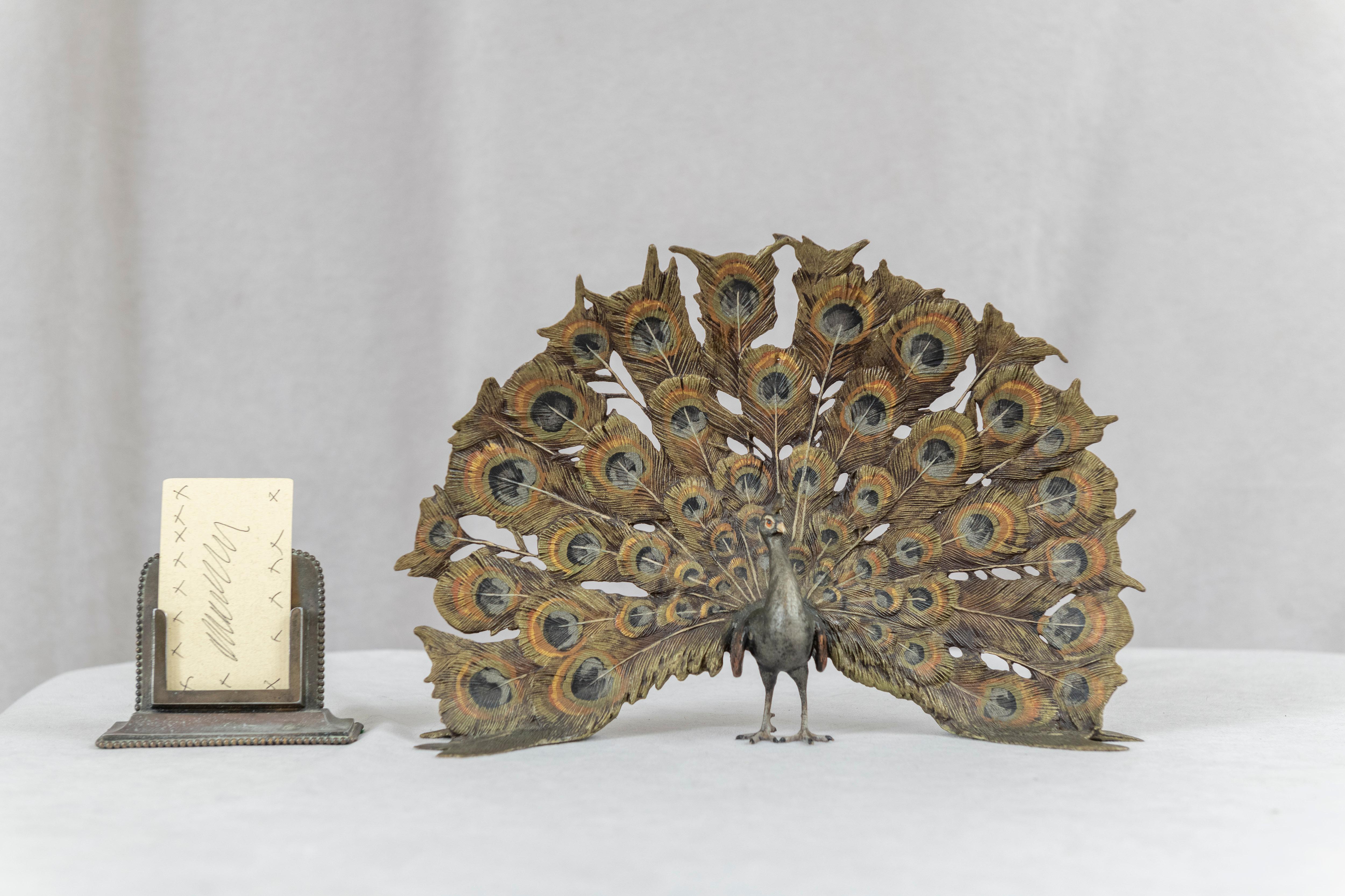  Dieser große und farbenfrohe Pfau aus Bronze ist das Werk von Franz Bergmann. Signiert auf der Rückseite mit seiner Unterschrift eines 