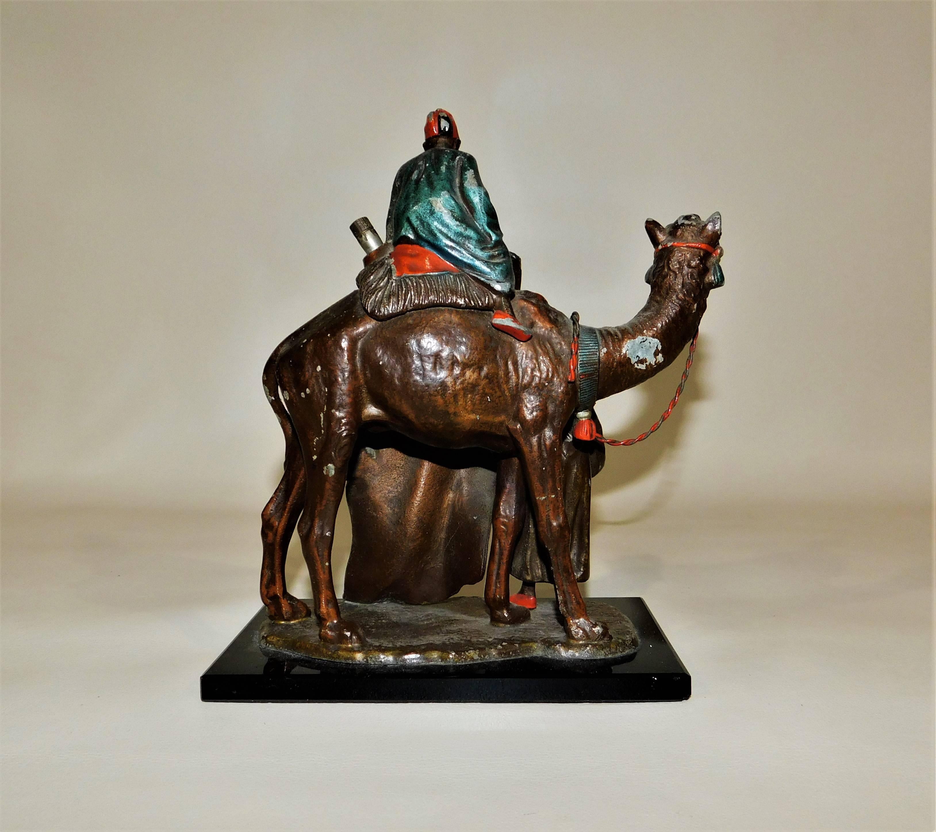 Encendedor de mesa austriaco de metal de espelta pintado en frío con escena de camello árabe 4