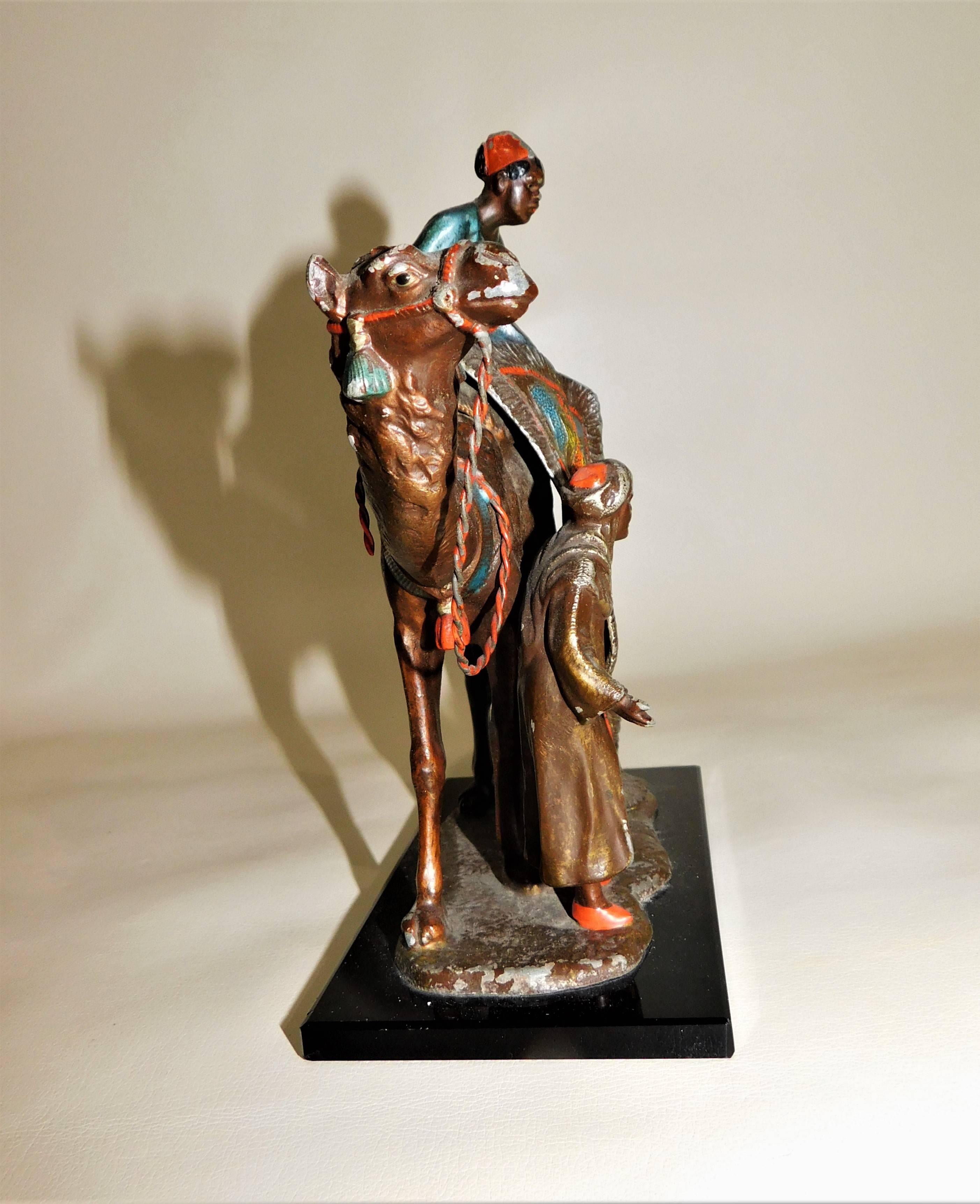 Encendedor de mesa austriaco de metal de espelta pintado en frío con escena de camello árabe 5