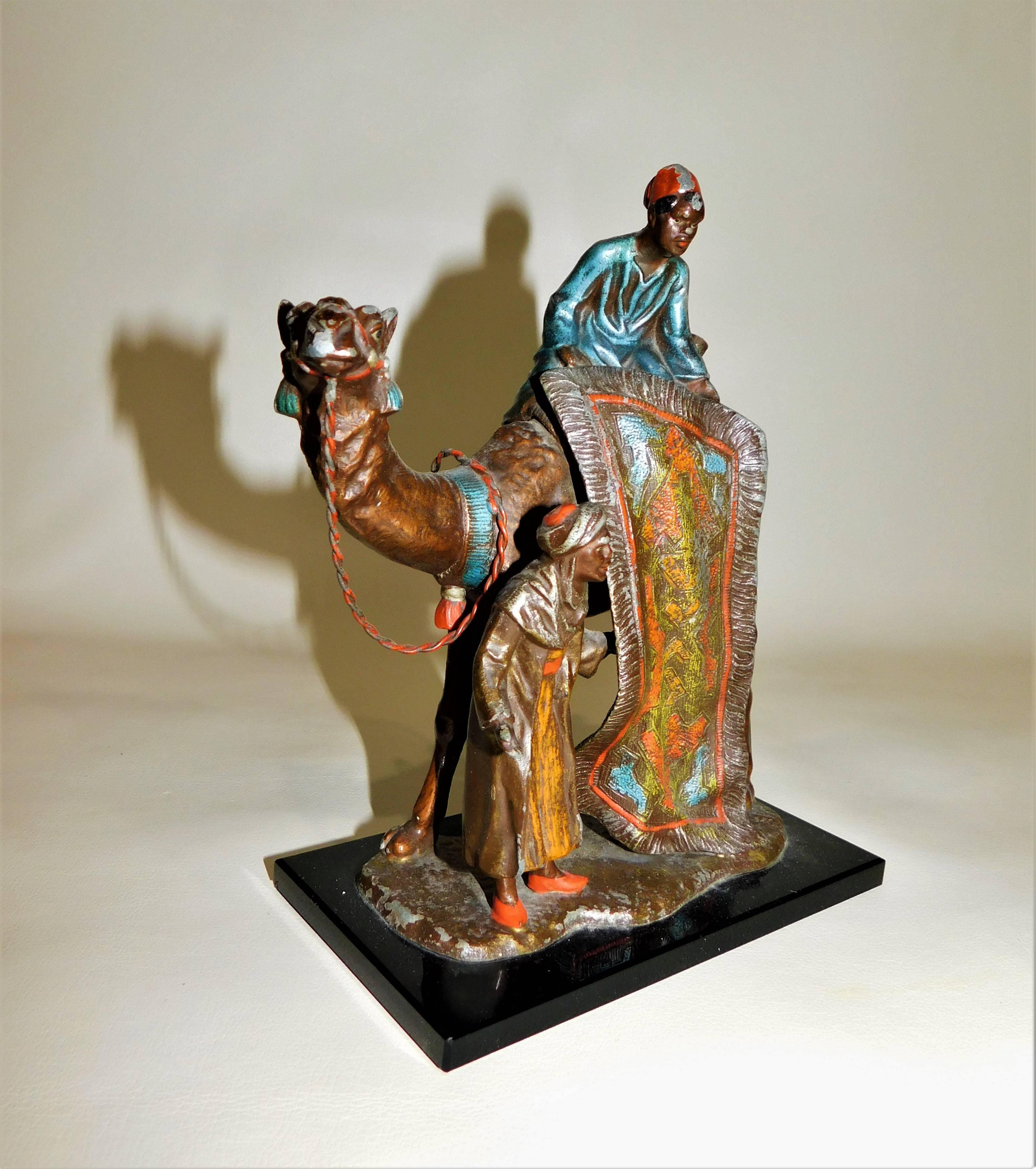Encendedor de mesa austriaco de metal de espelta pintado en frío con escena de camello árabe 6