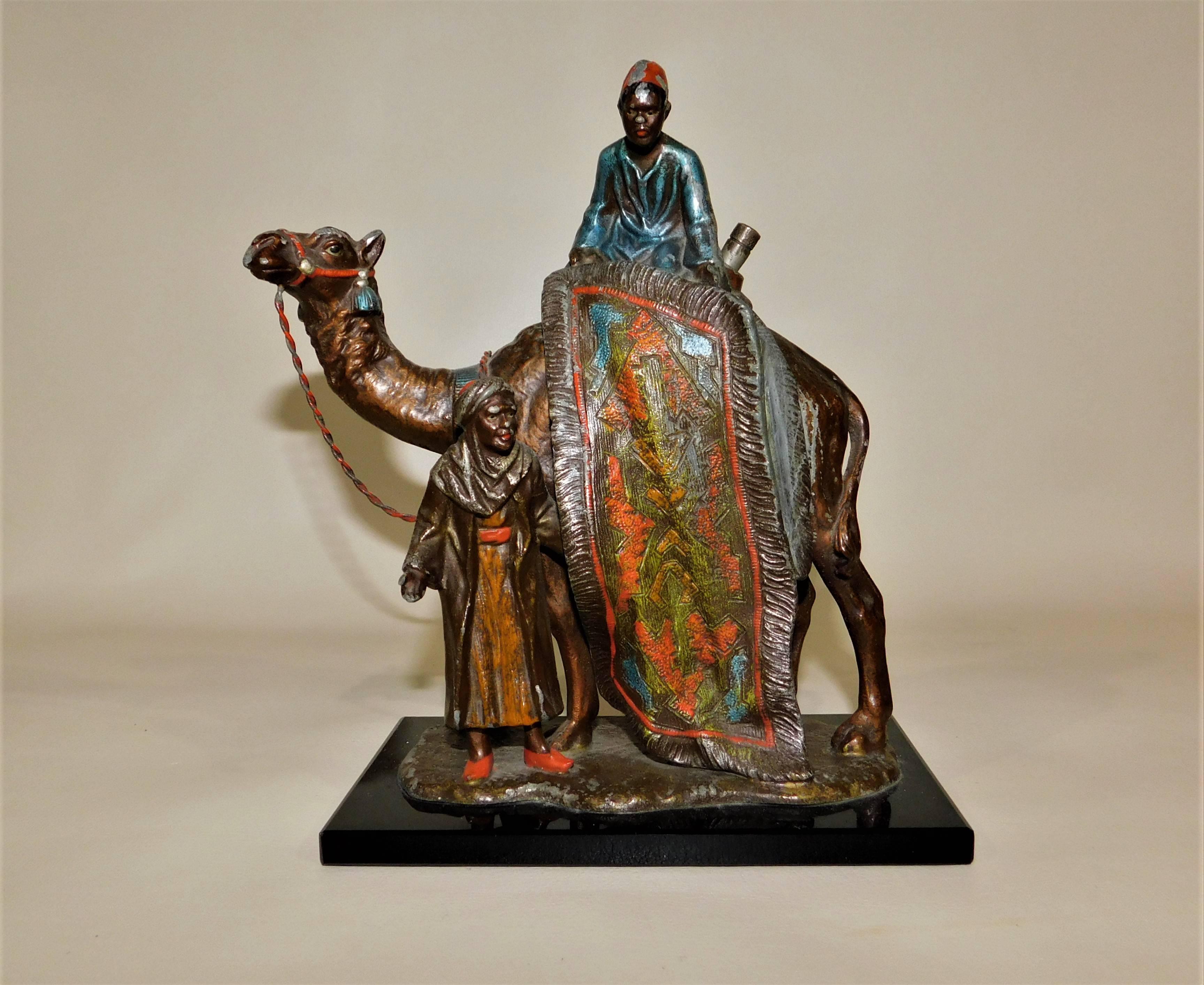 Encendedor de mesa austriaco de metal de espelta pintado en frío con escena de camello árabe Austríaco