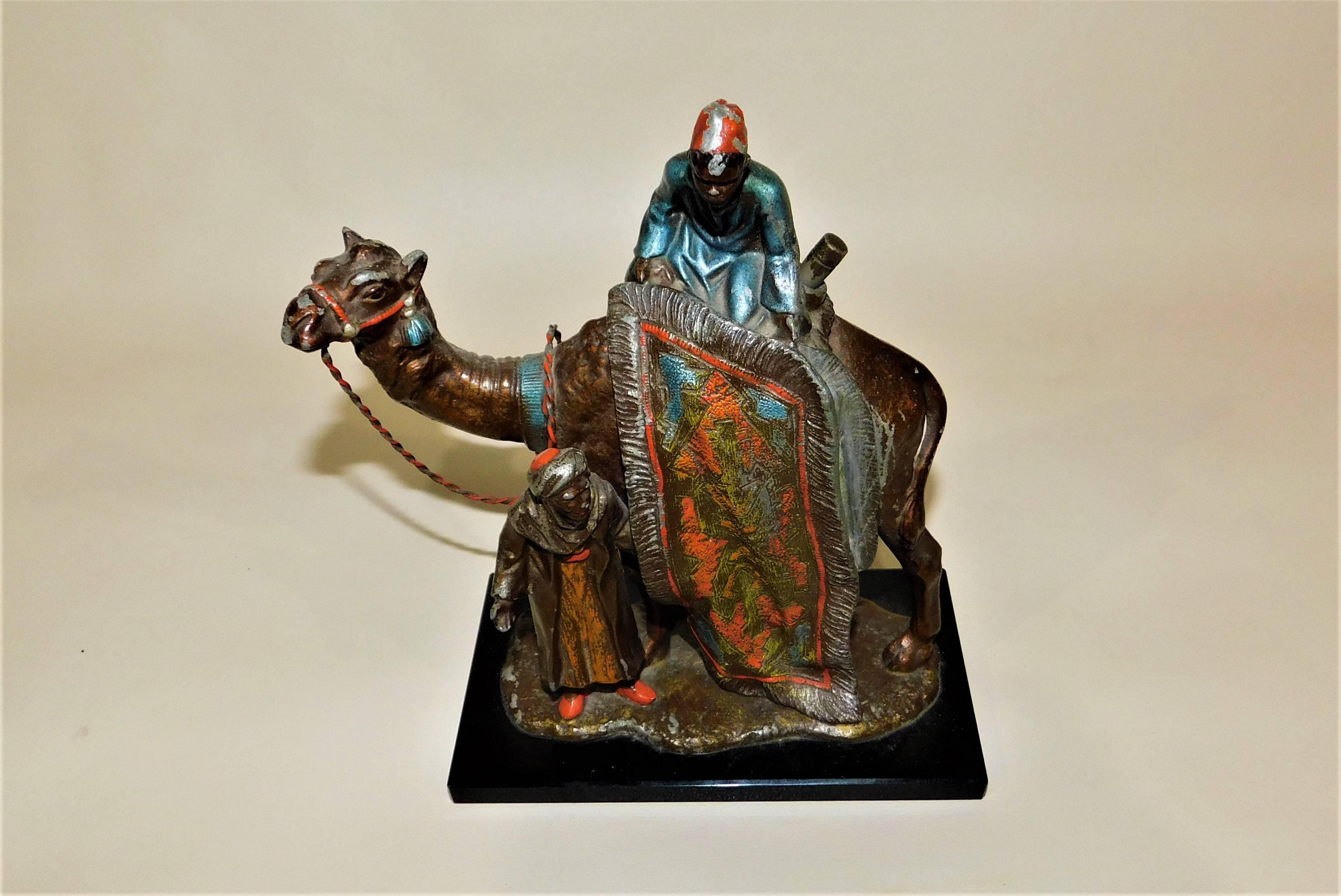 Encendedor de mesa austriaco de metal de espelta pintado en frío con escena de camello árabe siglo XX