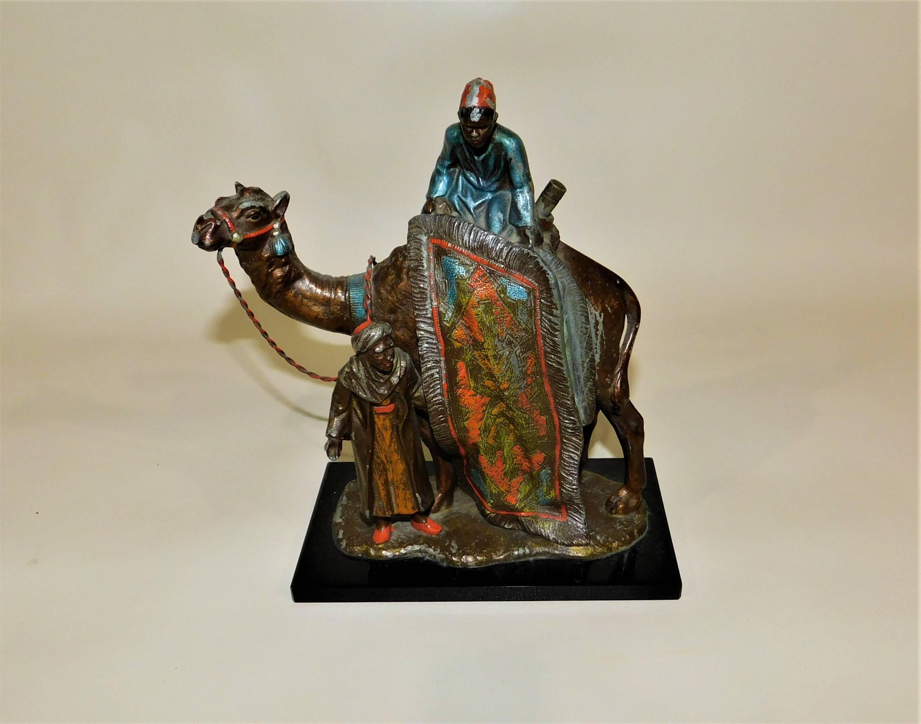 Encendedor de mesa austriaco de metal de espelta pintado en frío con escena de camello árabe Metal