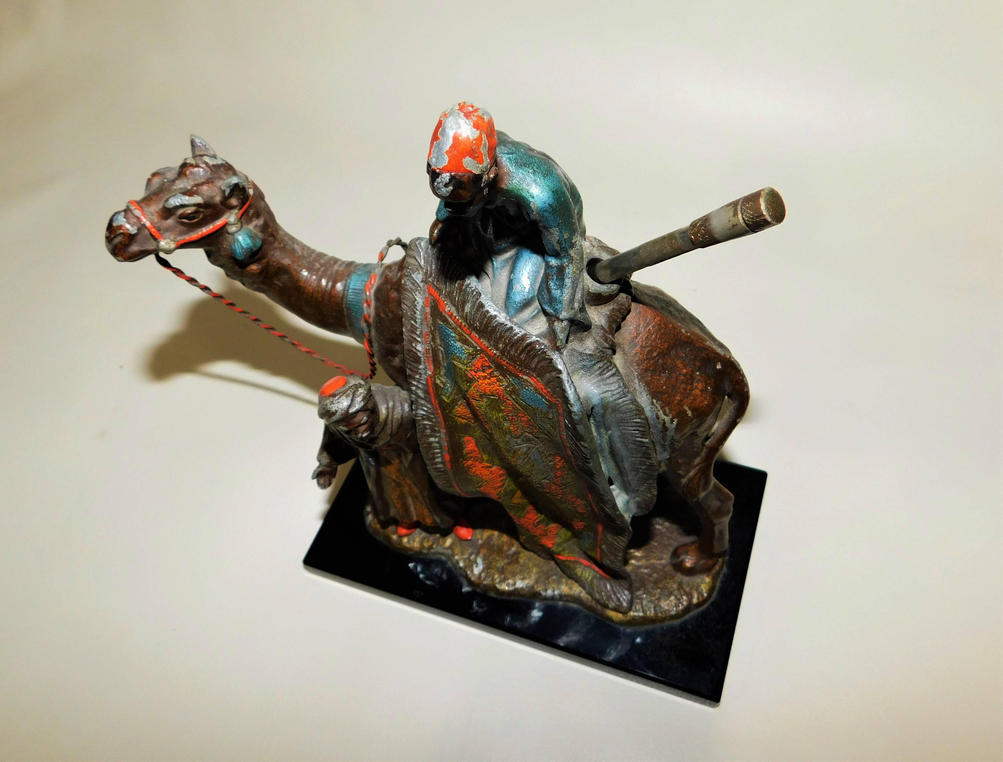 Encendedor de mesa austriaco de metal de espelta pintado en frío con escena de camello árabe 1