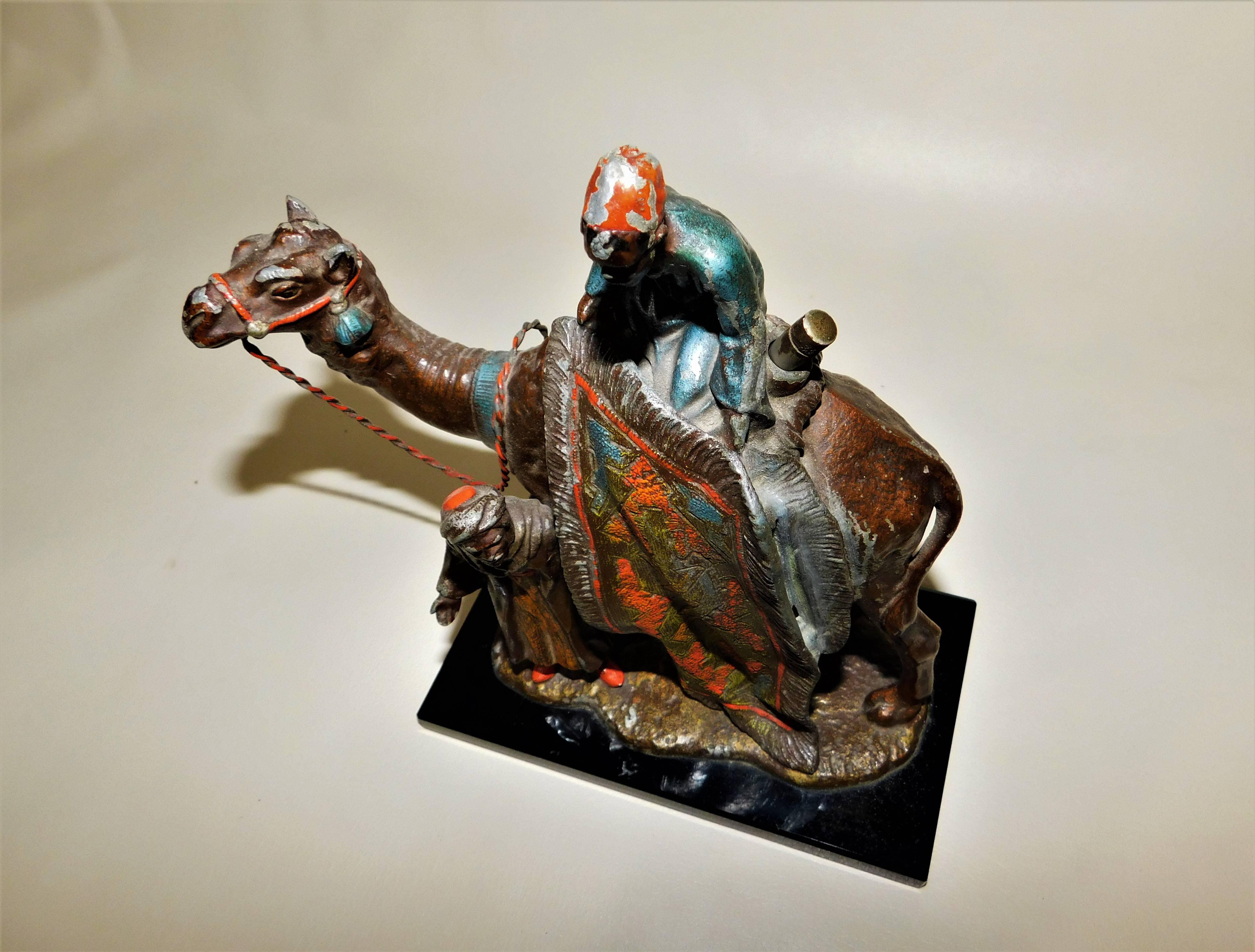 Encendedor de mesa austriaco de metal de espelta pintado en frío con escena de camello árabe 2