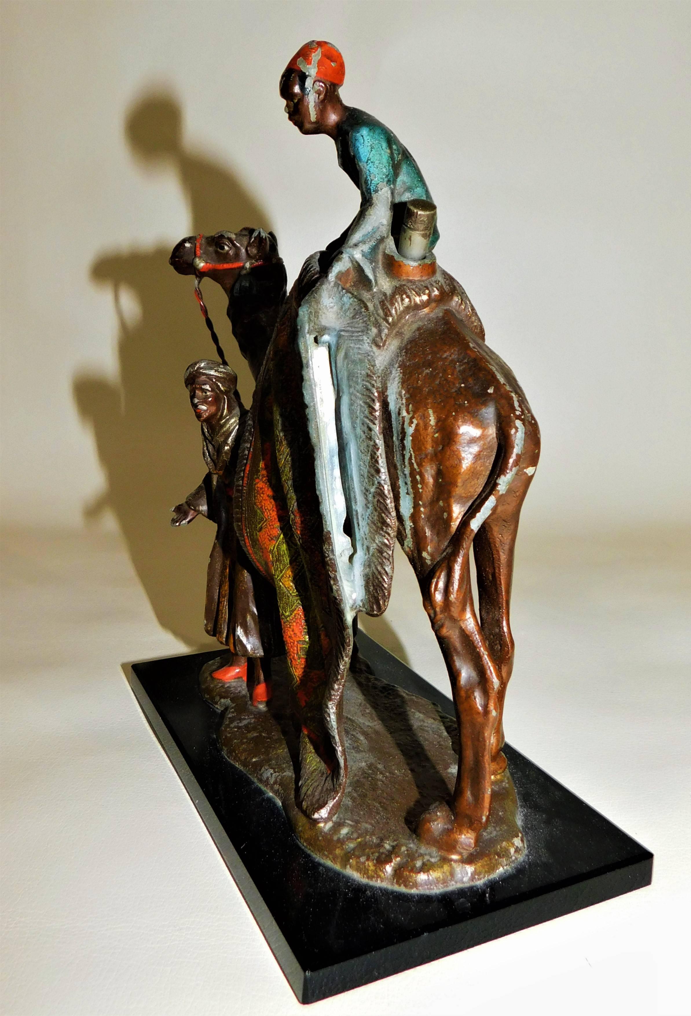 Encendedor de mesa austriaco de metal de espelta pintado en frío con escena de camello árabe 3