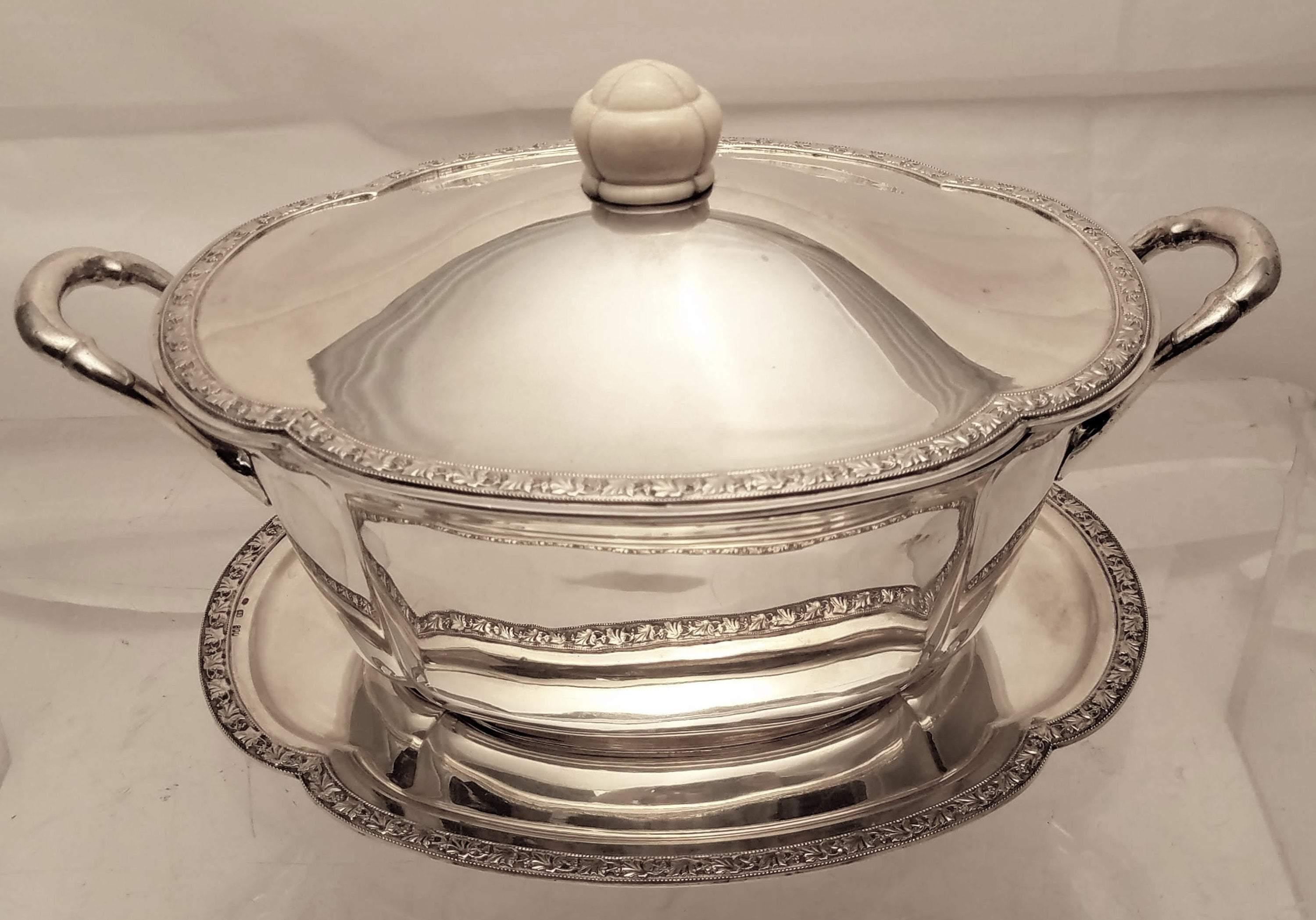 Soupière autrichienne continentale en argent 0.800 avec un plateau assorti de style Jugendstil, insert au centre du plateau pour s'adapter à la soupière. Le plateau et la soupière sont ornés de feuilles sur leur pourtour, avec des perles complexes