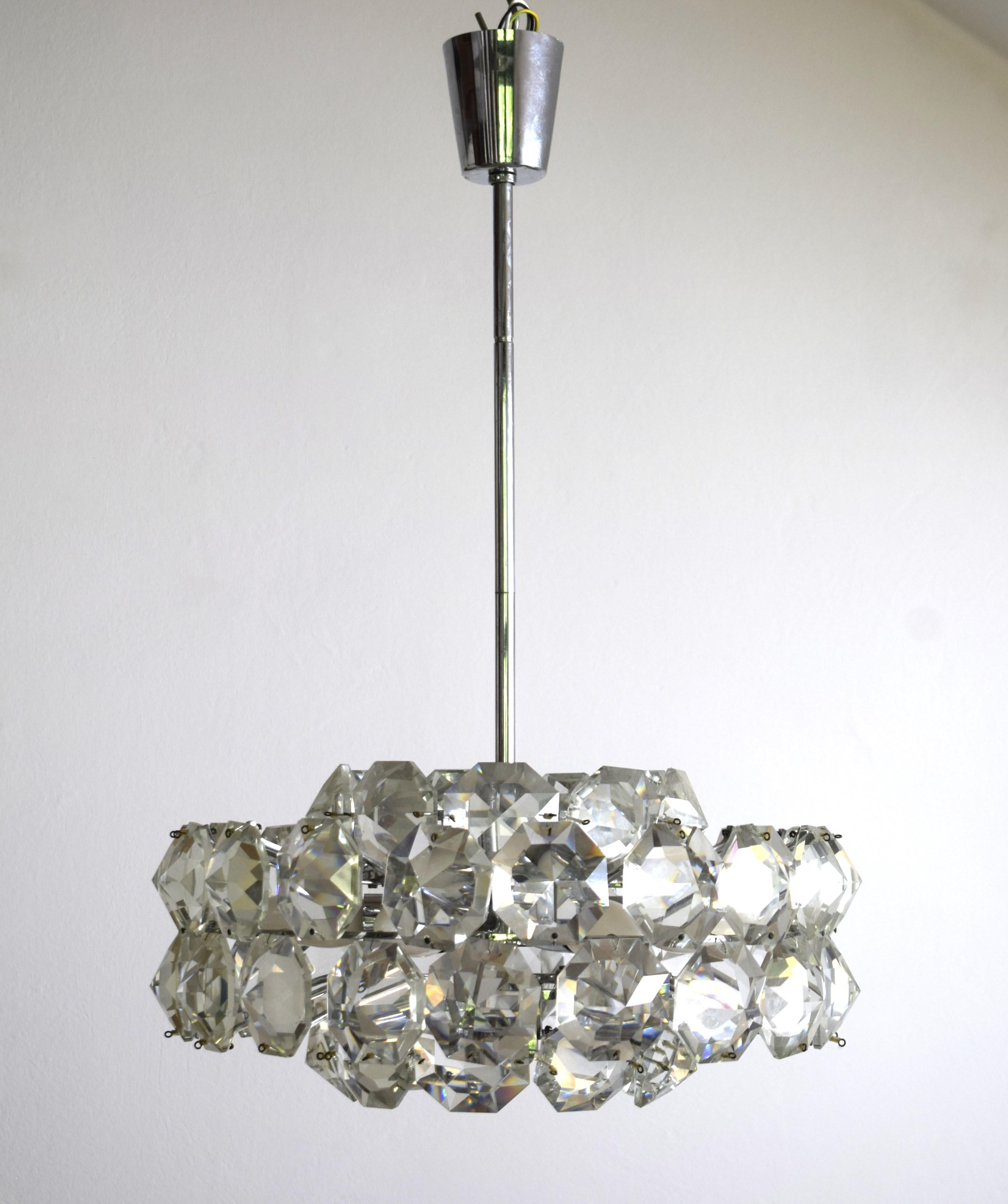 Outstanding ceiling lamp by Friedl Bakalowits.
Numerous hand-cut glass elements (6.5 cm in diameter) are arranged in four rows – correspondingly heavy.
Excellent condition.
Nickel-plated brass.
6 E14 sockets
