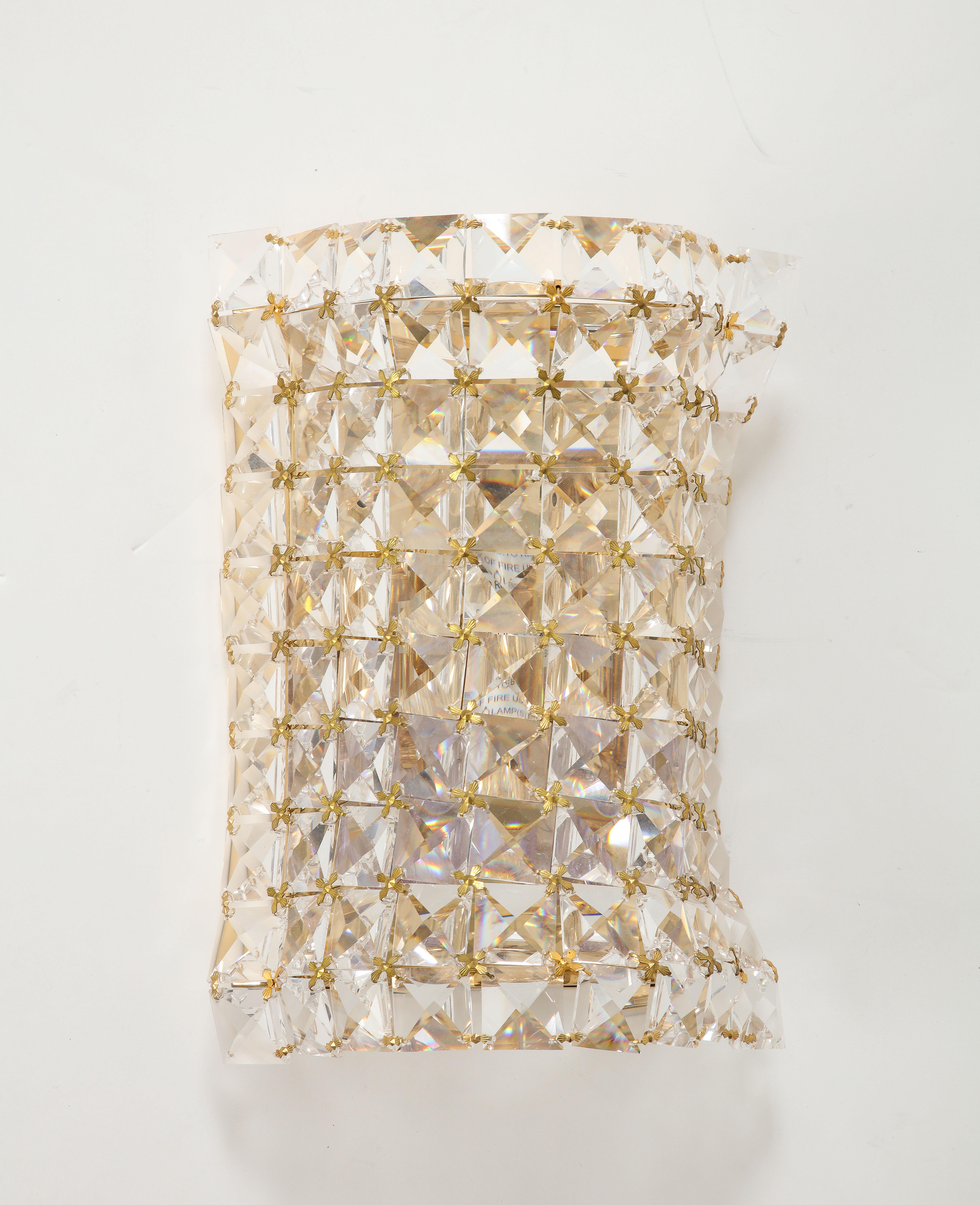 Fantastique paire d'appliques en cristal de Baklowitz & Sohn. Les cristaux carrés facettés sont assemblés pour créer un effet de rideau flexible. Quincaillerie en laiton doré 22Kt. Homologué UL pour une utilisation aux États-Unis. Chaque applique