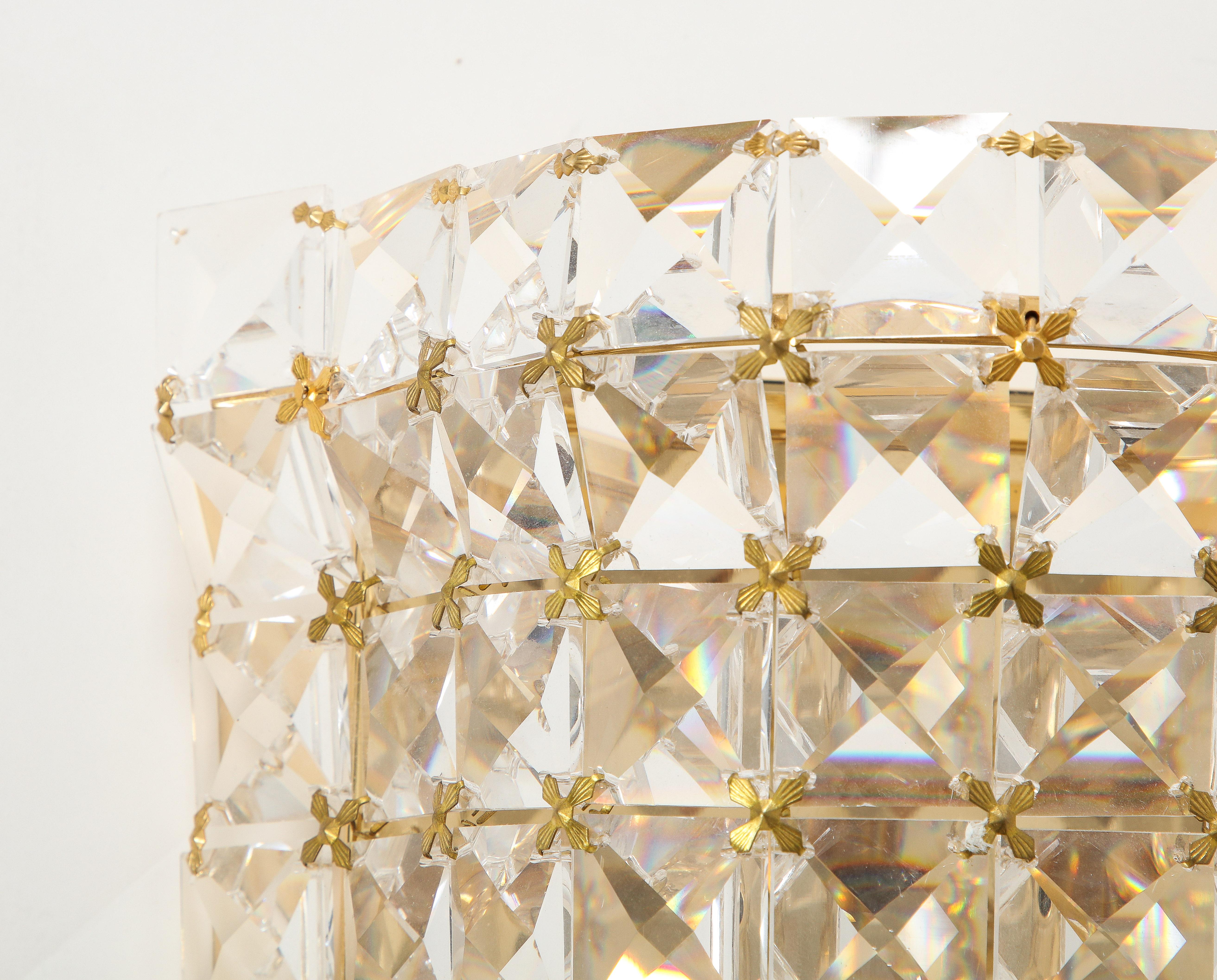 20ième siècle Appliques en cristal autrichien et laiton doré en vente