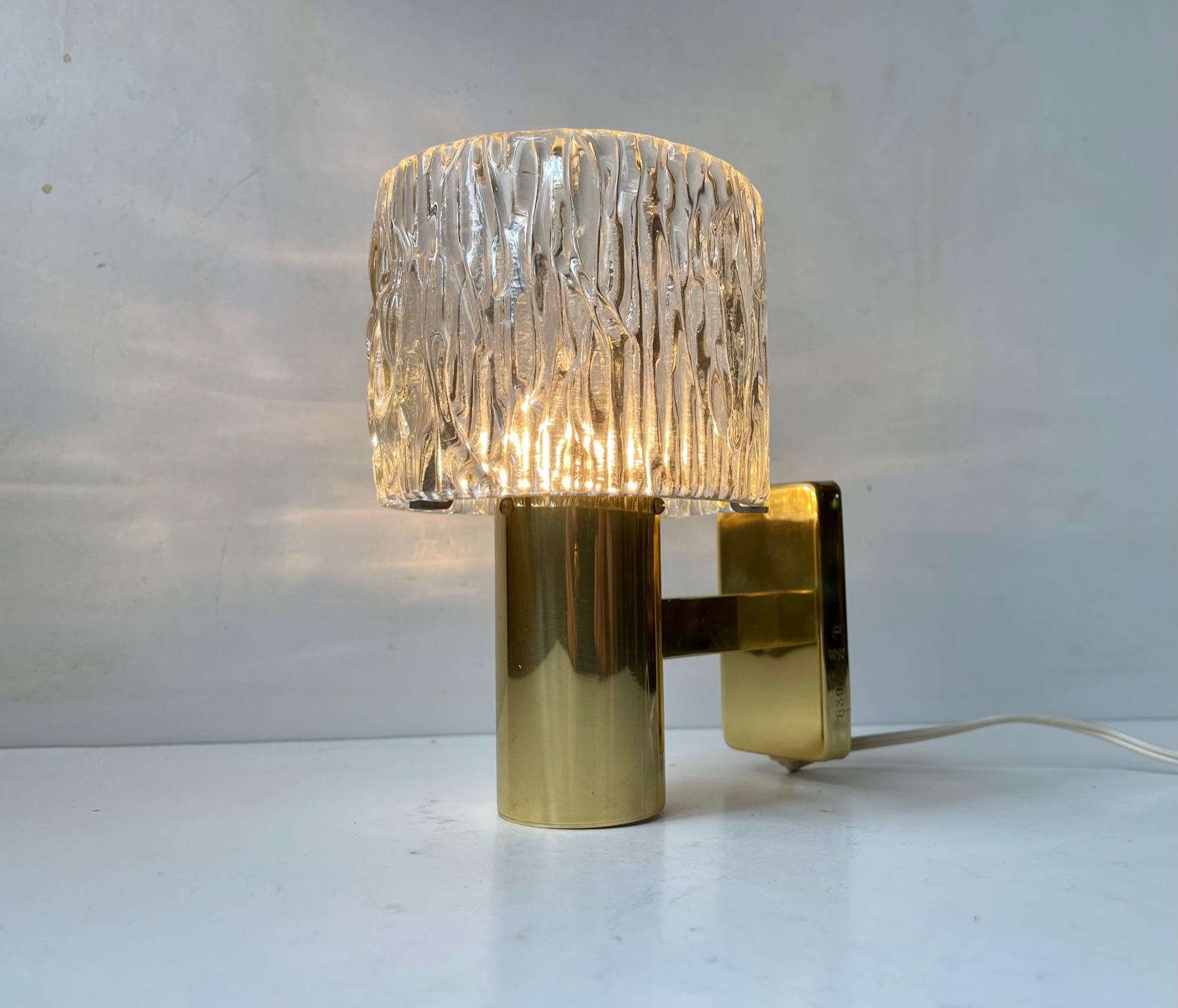 Austrian Crystal & Gilt Brass Wall Sconce by HAGS, 1960s In Good Condition For Sale In Esbjerg, DK