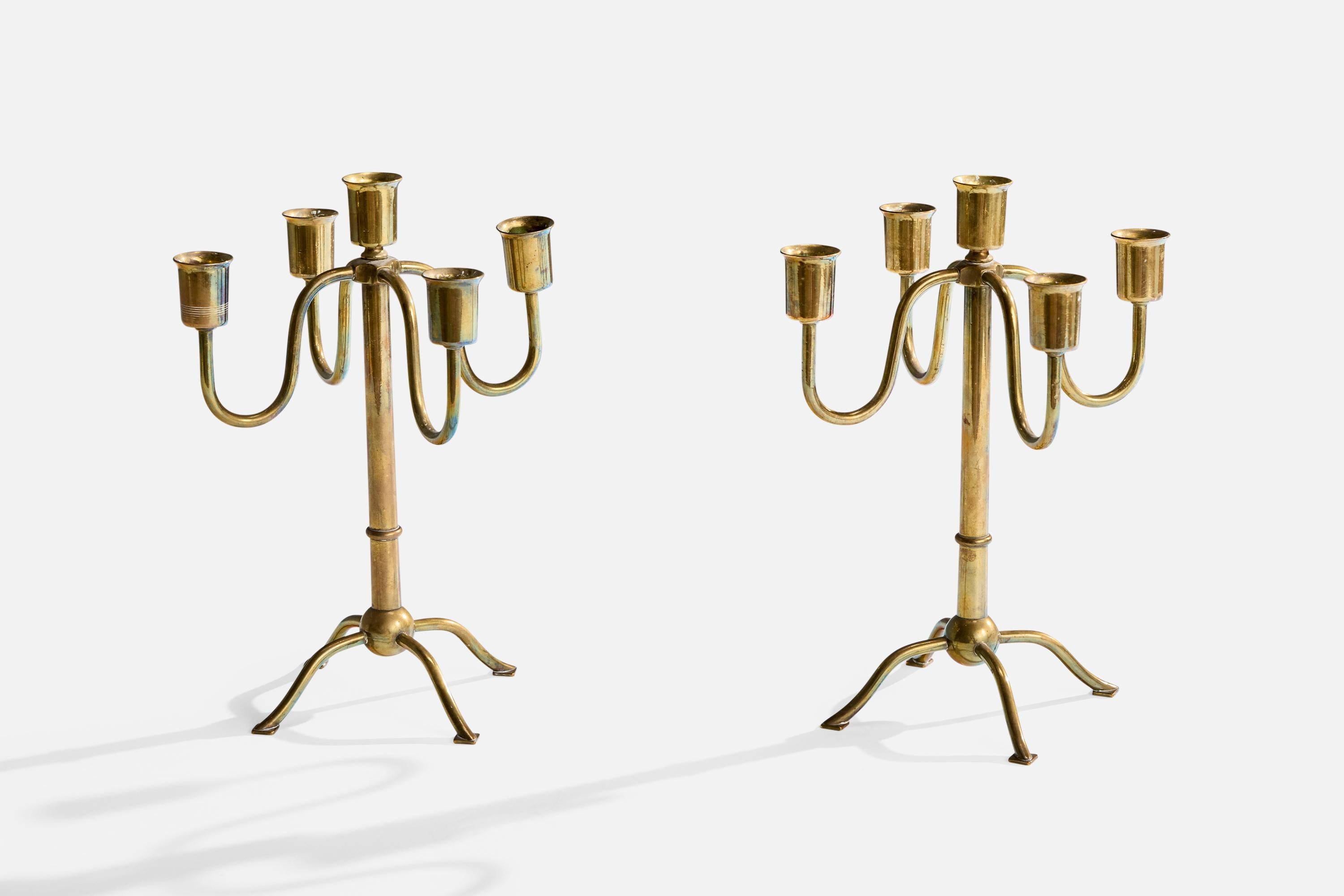 Coppia di candelabri in ottone probabilmente progettati e prodotti in Austria, anni '20 circa.

Dimensioni complessive (pollici): 9,325 