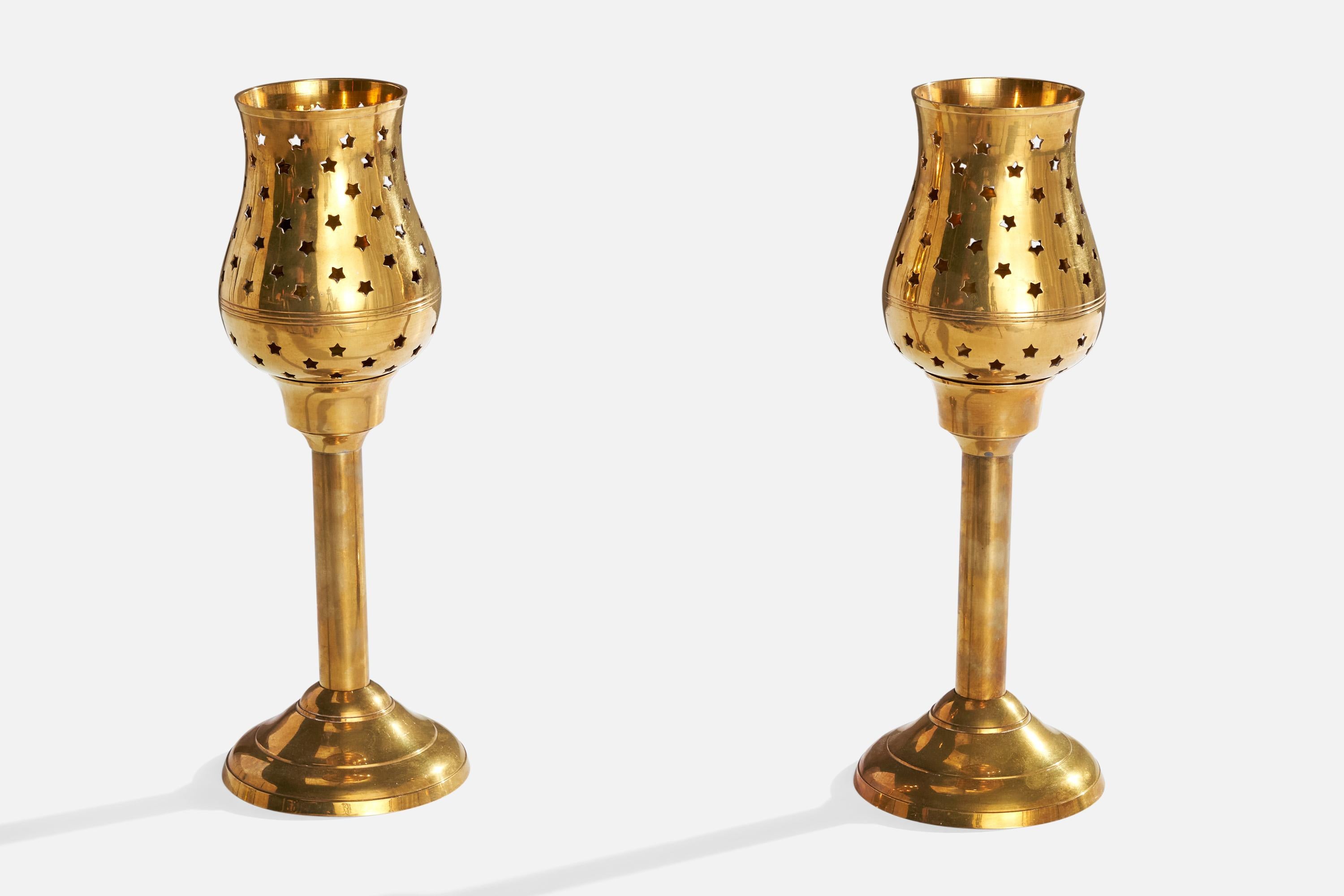 Pareja de candelabros de latón diseñados y fabricados en Austria, c. 1950.

Dimensiones: 13,5