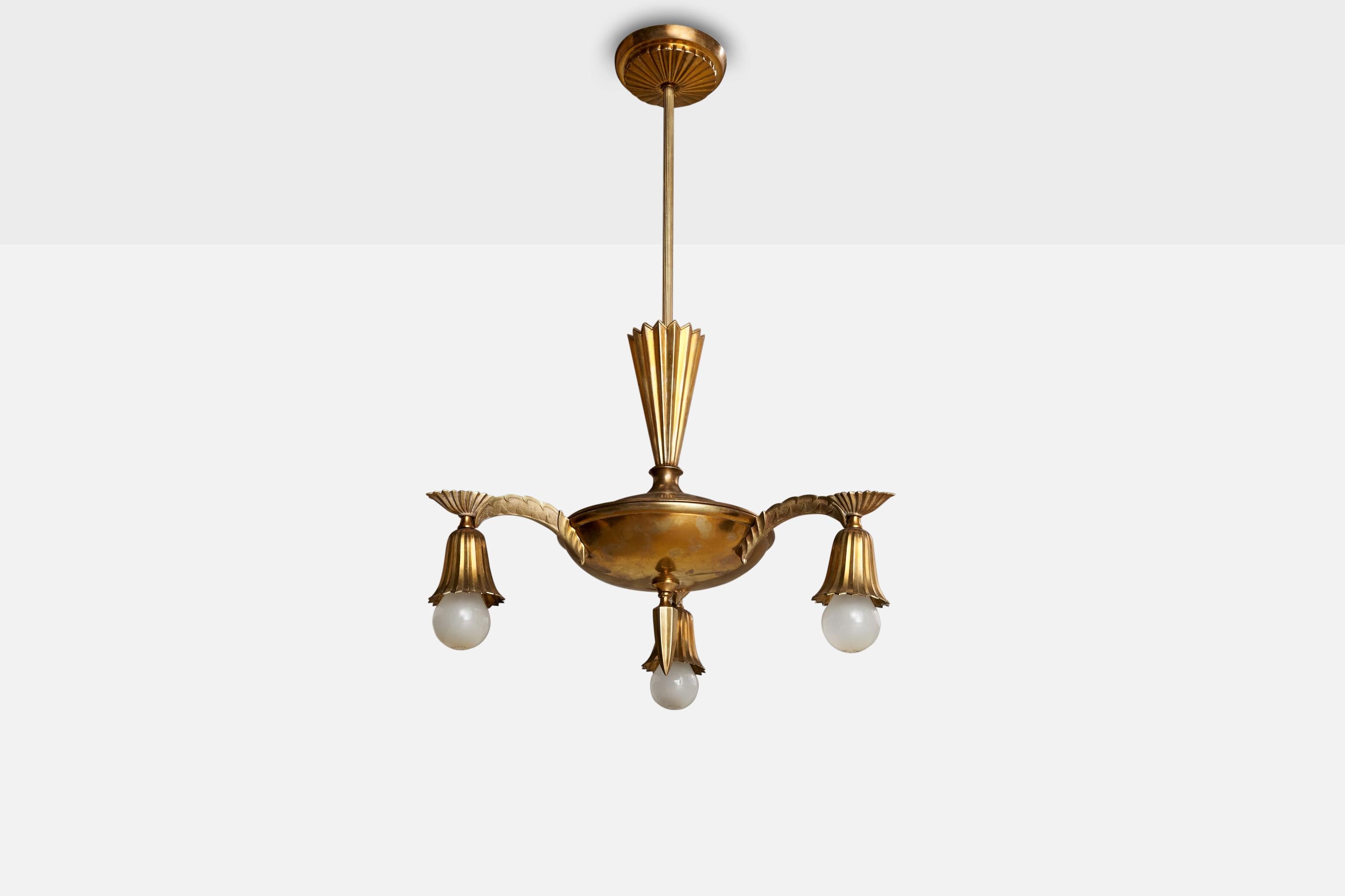 Lustre en laiton conçu et produit à Vienne, Autriche, C.C. 1920.

Dimensions de l'auvent (en pouces) : 1,5