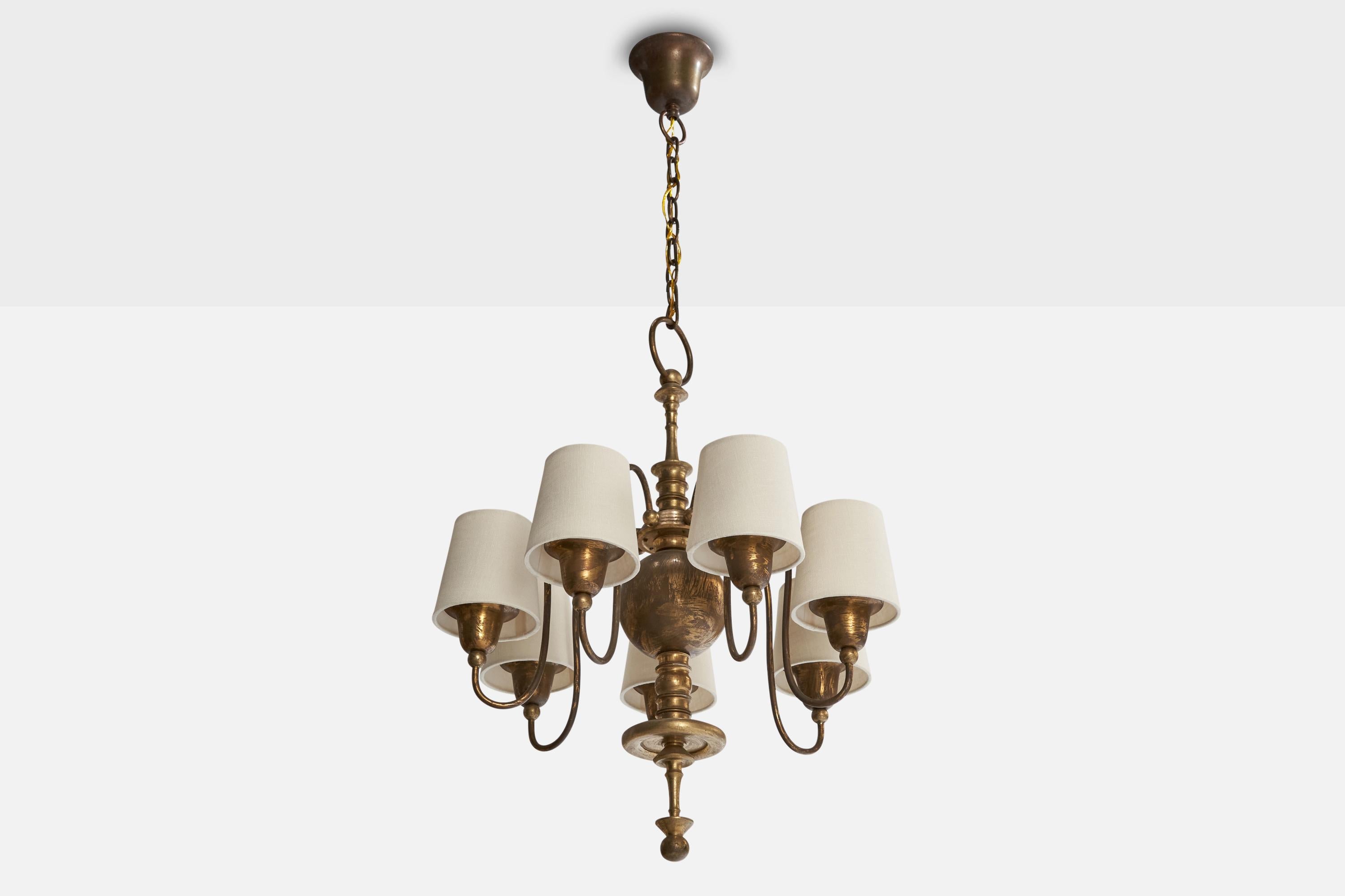 Lampadario in ottone e tessuto bianco progettato e prodotto in Austria, anni '1920 circa.

Dimensioni complessive (pollici): 35,25