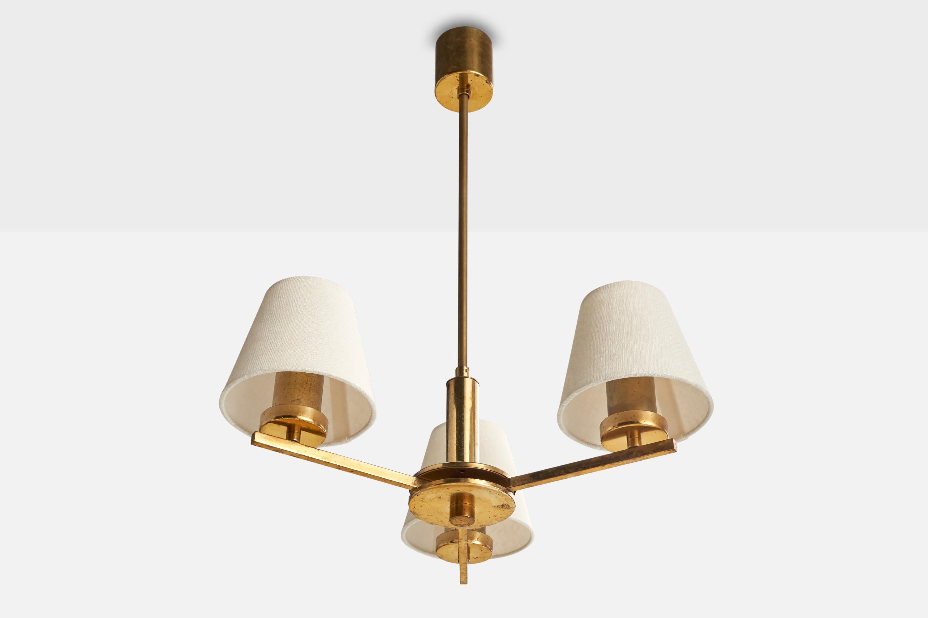 Lampadario in ottone e tessuto bianco progettato e prodotto in Austria, anni '1930 circa.

Dimensioni complessive (pollici): 22,125