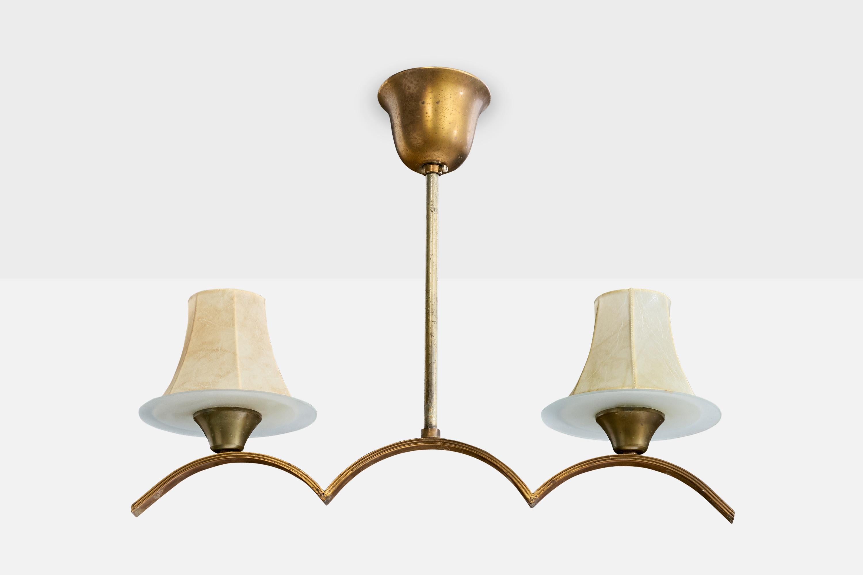 Ein Kronleuchter aus Messing, Glas und cremefarbenem Harz, wahrscheinlich in Österreich entworfen und hergestellt, ca. 1920er Jahre.

Leichte Oxidation in der gesamten Halterung. Ersetzte Lampenschirme.

Gesamtabmessungen (Zoll): 16,0 