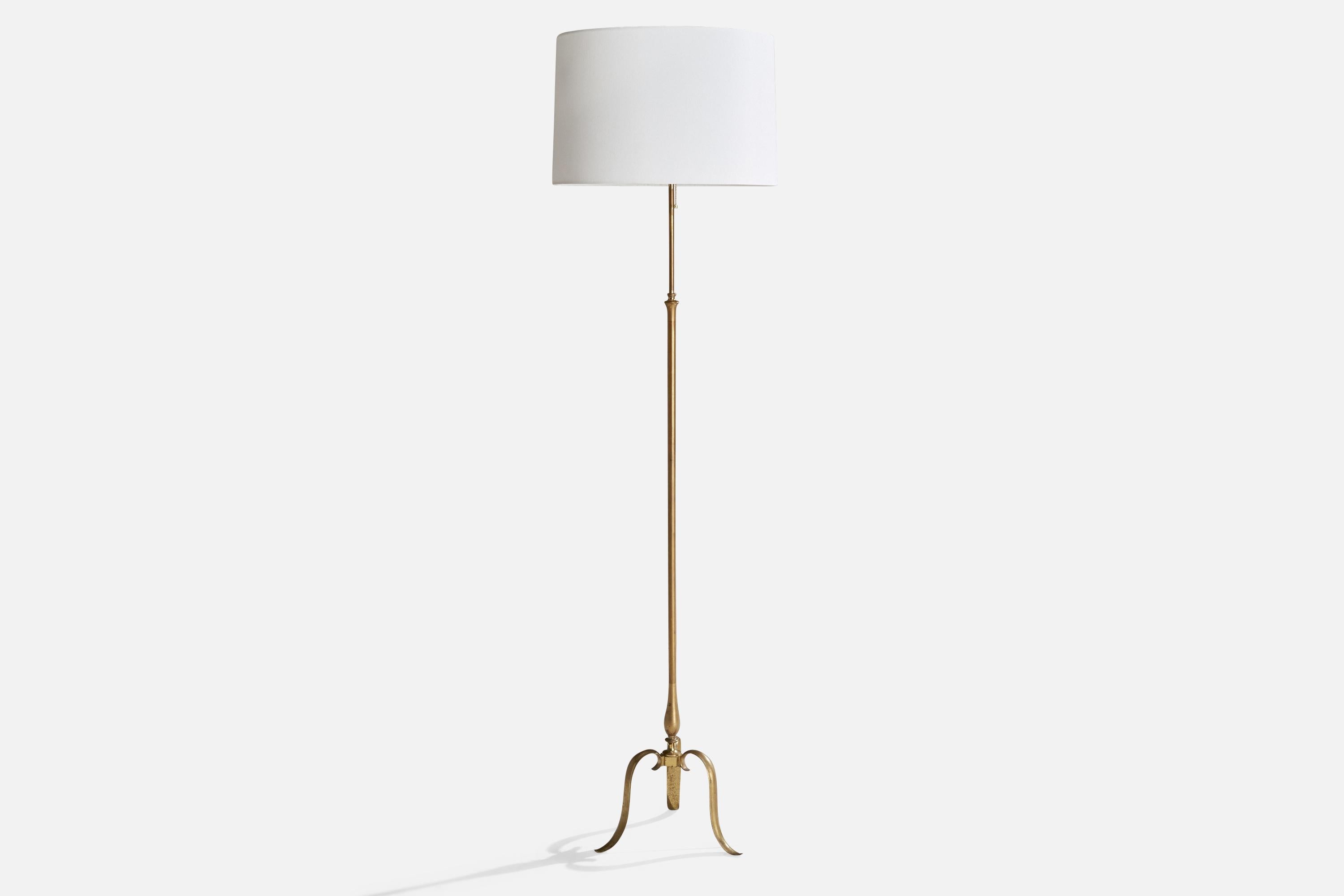 Lampadaire réglable en laiton et tissu blanc, conçu et produit à Vienne, Autriche, c.C. 1930.

Avec une nouvelle douille et un nouvel abat-jour.

Dimensions de la lampe avec abat-jour (pouces) : 74