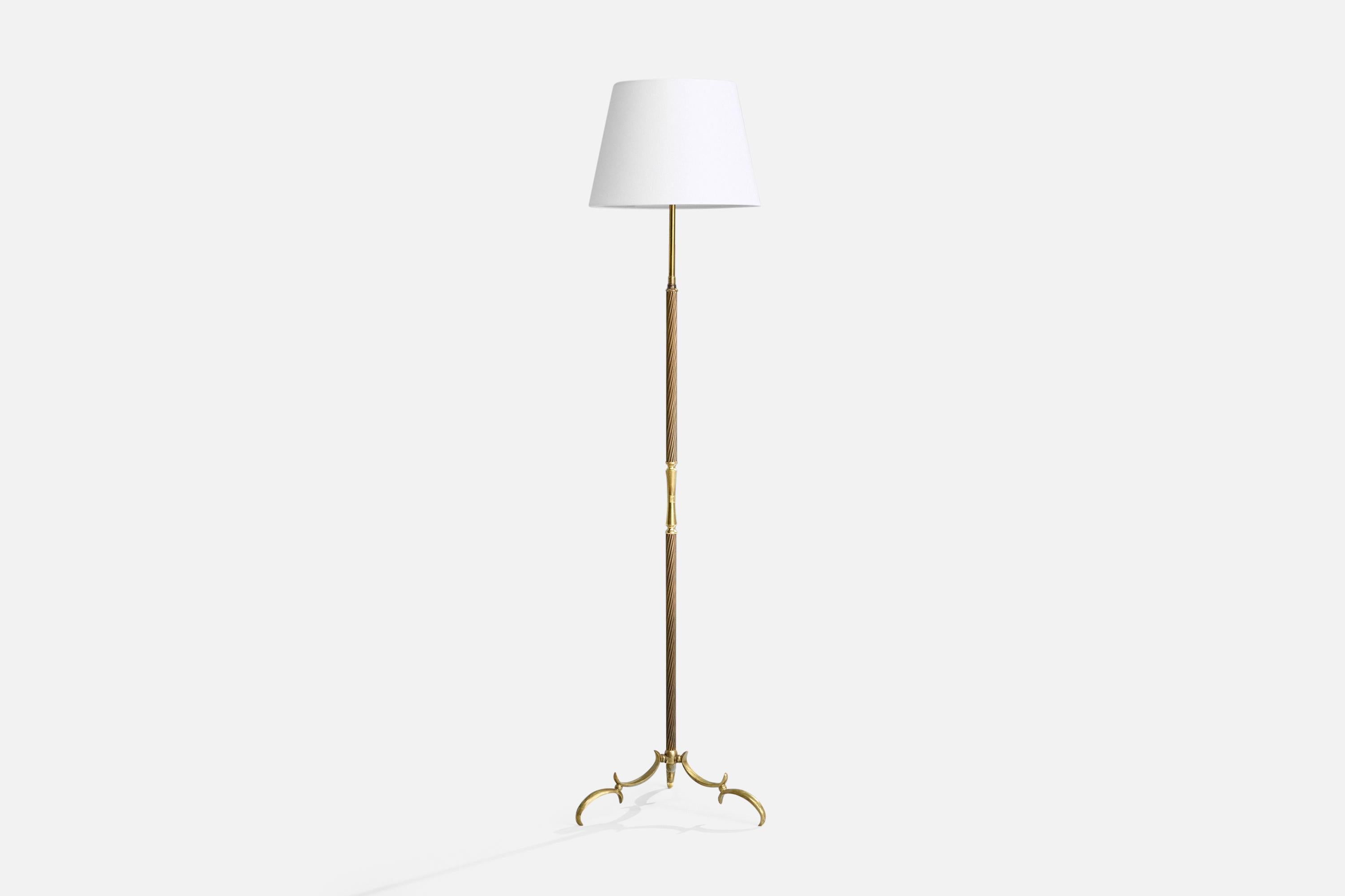 Lampadaire en laiton et tissu blanc conçu et produit en Autriche, vers les années 1950.

Dimensions de la lampe avec abat-jour (pouces) : 